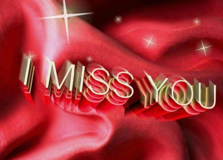 我想你 桌布 壁紙 — 金色3D文字「I MISS YOU」漂浮在豐富的紅色緞面布料上，伴隨著閃爍的星爆效果。