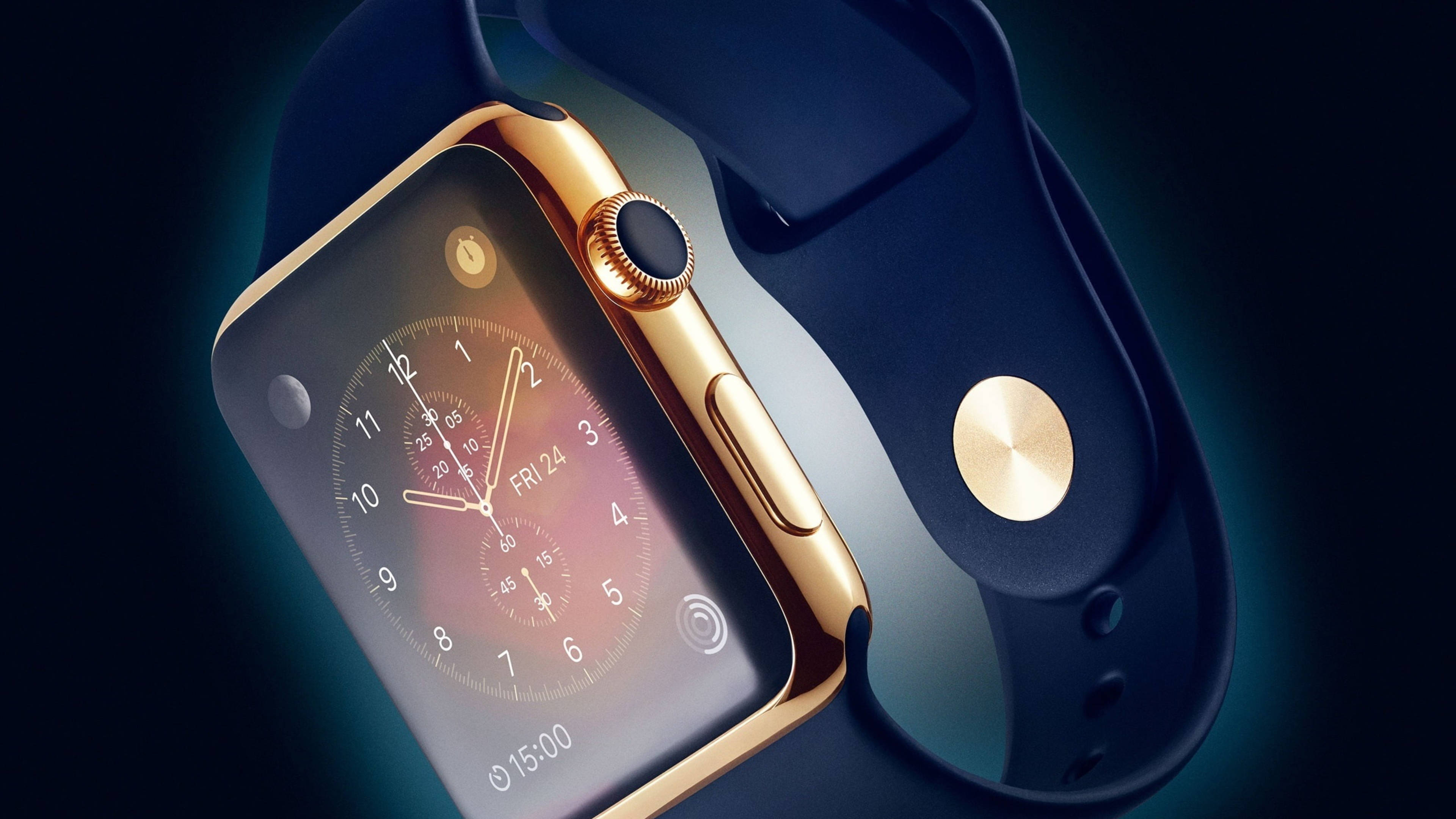 Apple Watch 動態 桌布 壁紙 — 金色Apple Watch配深藍色錶帶，在深藍色背景上閃耀，帶有柔和的光線亮點。