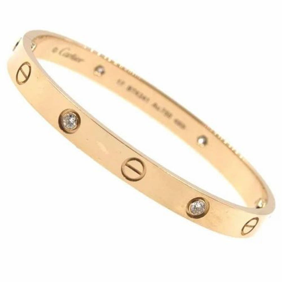 品牌 桌布 壁紙 — 金色Cartier love手鐲，帶有鑽石點綴和雕刻標誌，展示在乾淨的白色背景上。