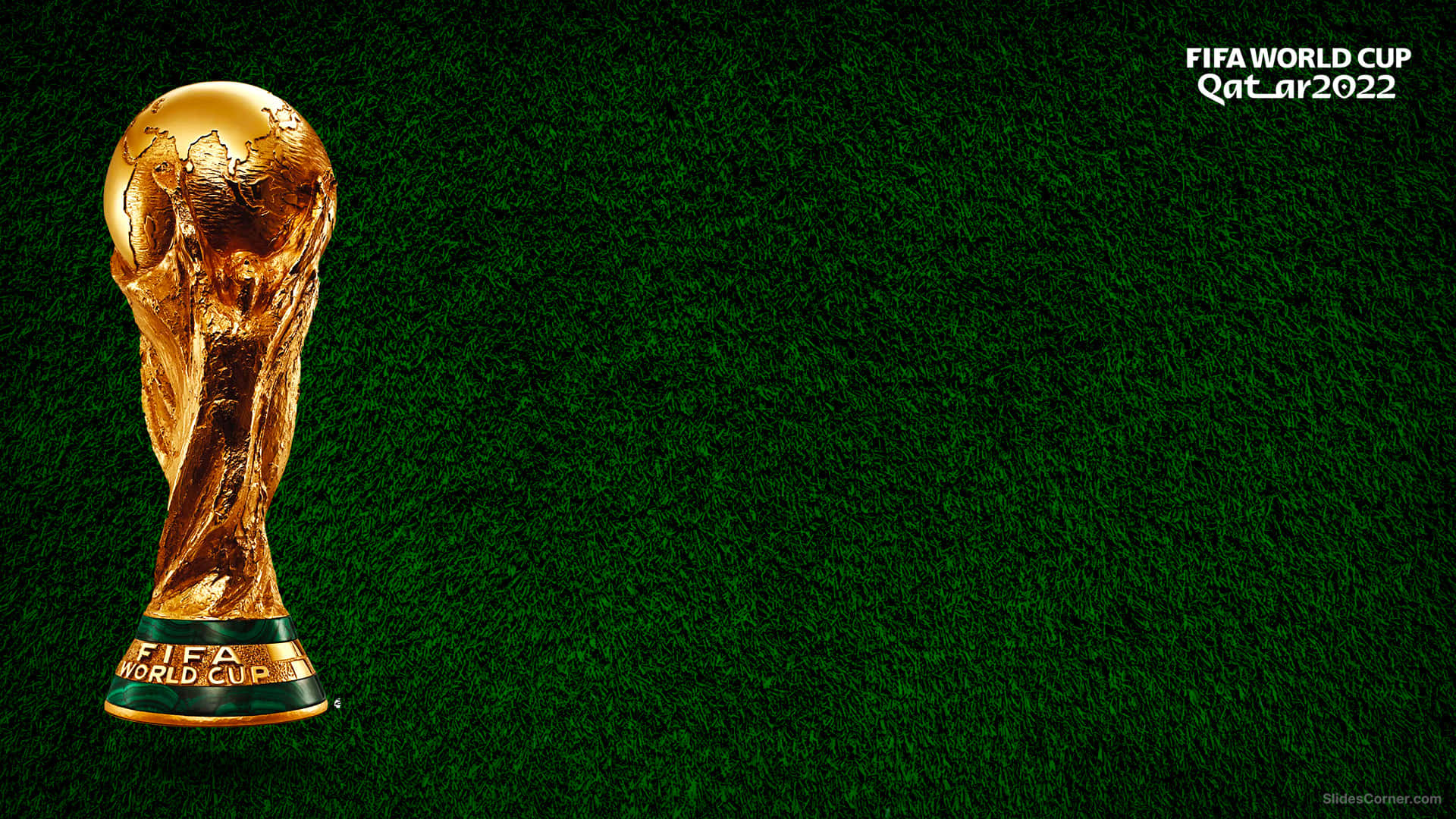 fifa 桌布 壁紙 — 金色FIFA世界盃獎盃在明亮的攝影棚燈光下，在帶有紋理的綠色草地上閃耀。