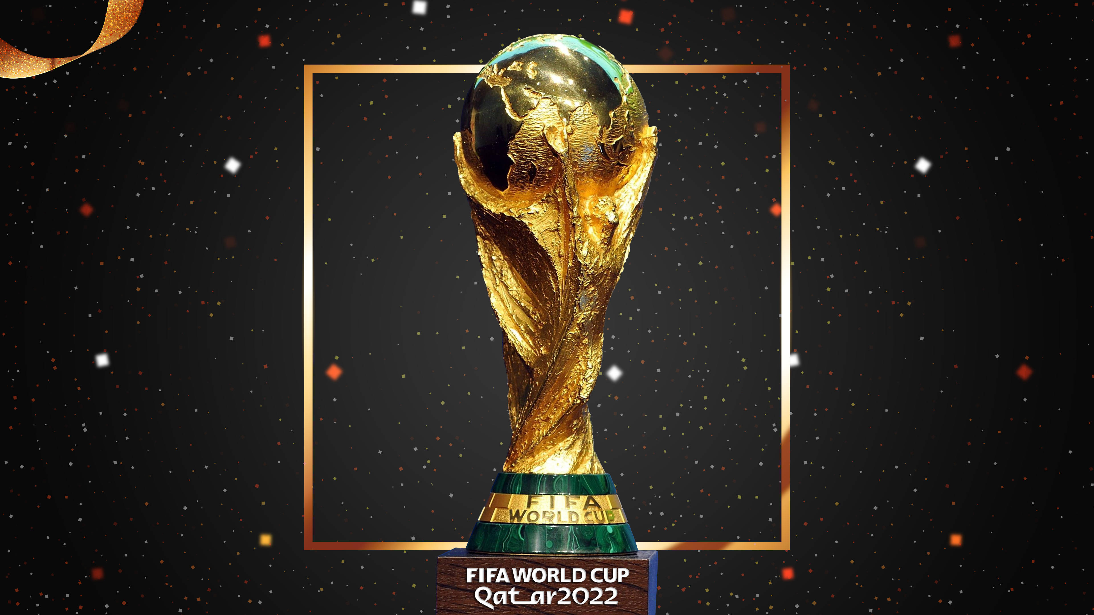 World 桌布 壁紙 — 金色FIFA世界盃獎盃在聚光燈下閃耀，以星光點綴的黑色背景襯托，由發光的金色正方形框住。