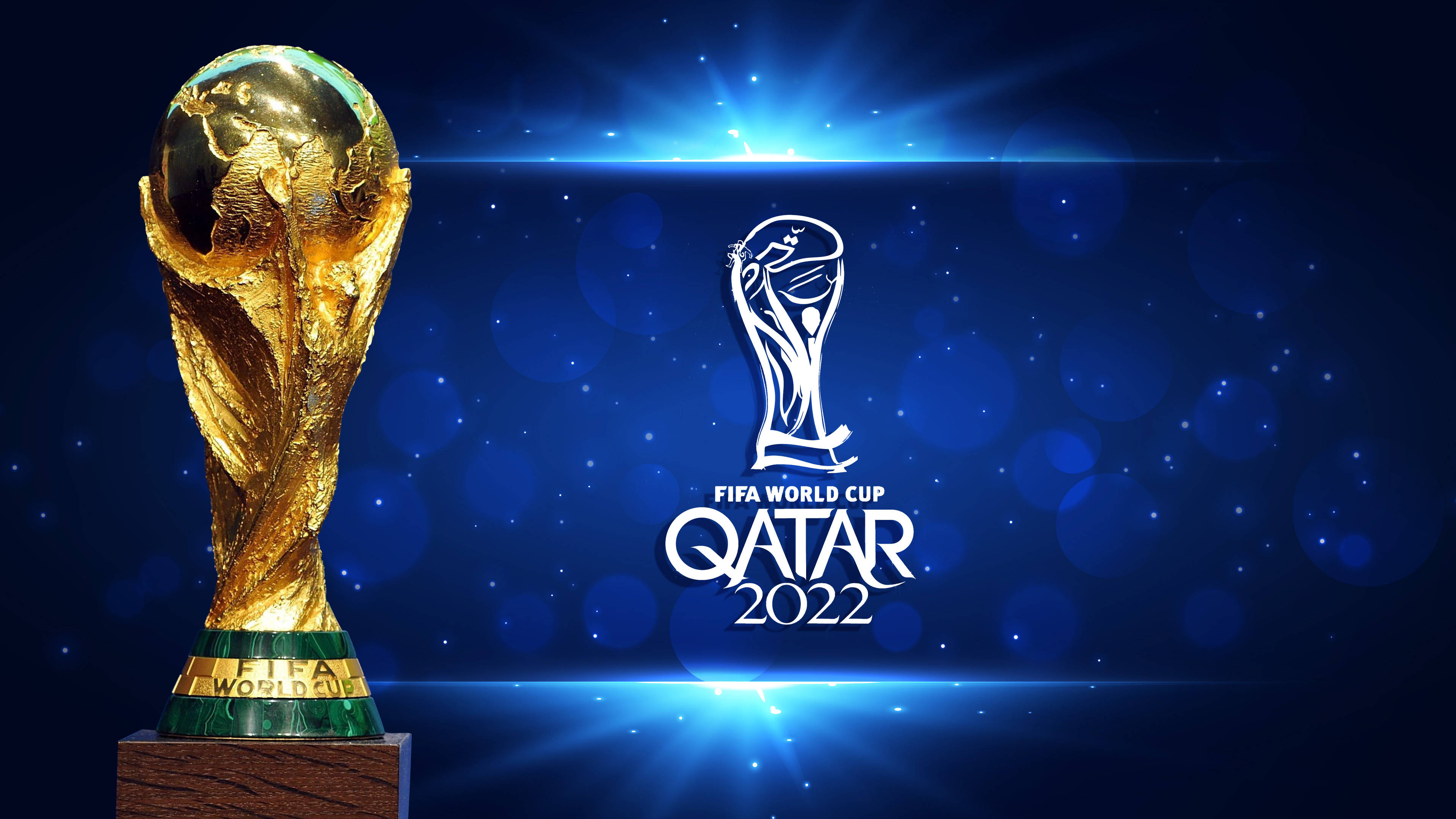World 桌布 壁紙 — 金色FIFA世界盃獎盃在閃耀的藍色星空背景下閃閃發光，帶有官方卡達2022標誌。