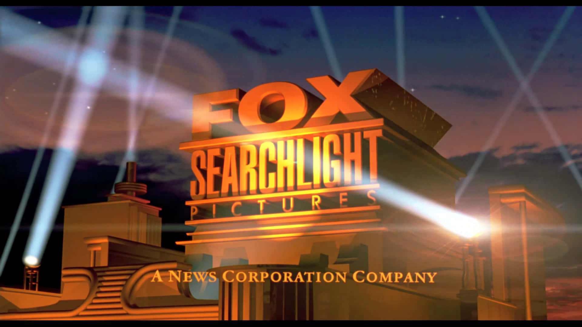 Searchlight 桌布 壁紙 — 金色Fox Searchlight Pictures標誌在暮色天空中被探照燈照亮，天空中有星星。