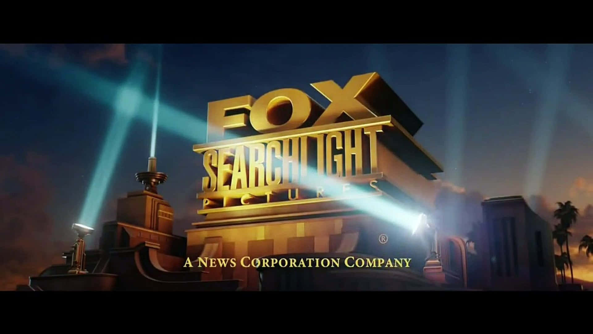 標誌 桌布 壁紙 — 金色Fox Searchlight Pictures標誌在暮色天空和棕櫚樹背景下，被戲劇性的藍色聚光燈照亮。