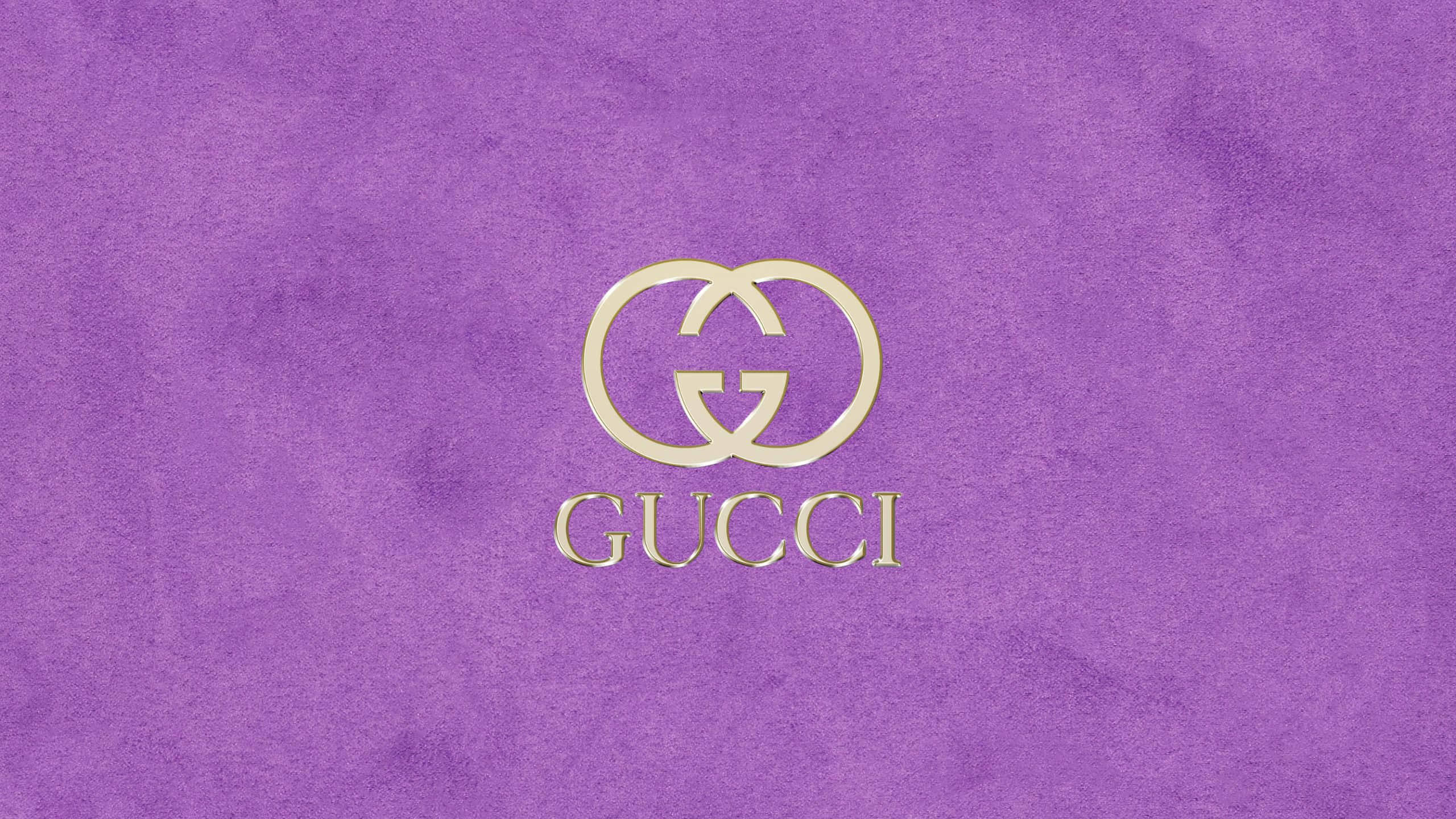 Purple Gucci 桌布 壁紙 — 金色Gucci標誌在帶有紋理的紫色天鵝絨背景上閃耀。