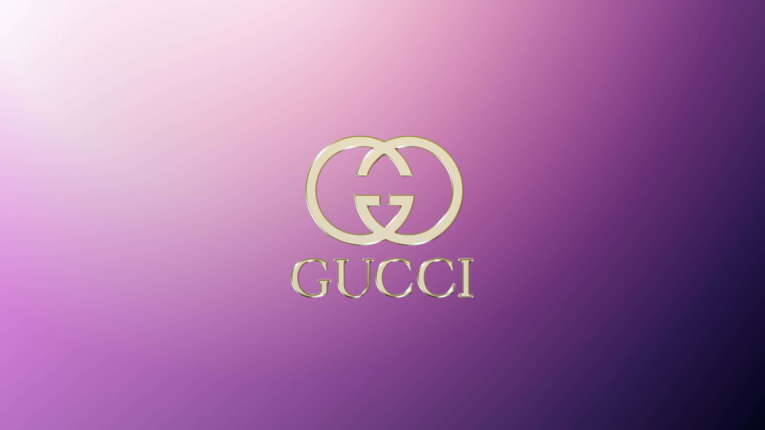 Purple Gucci 桌布 壁紙 — 金色Gucci標誌在粉紅到紫色的柔和漸變中閃耀。
