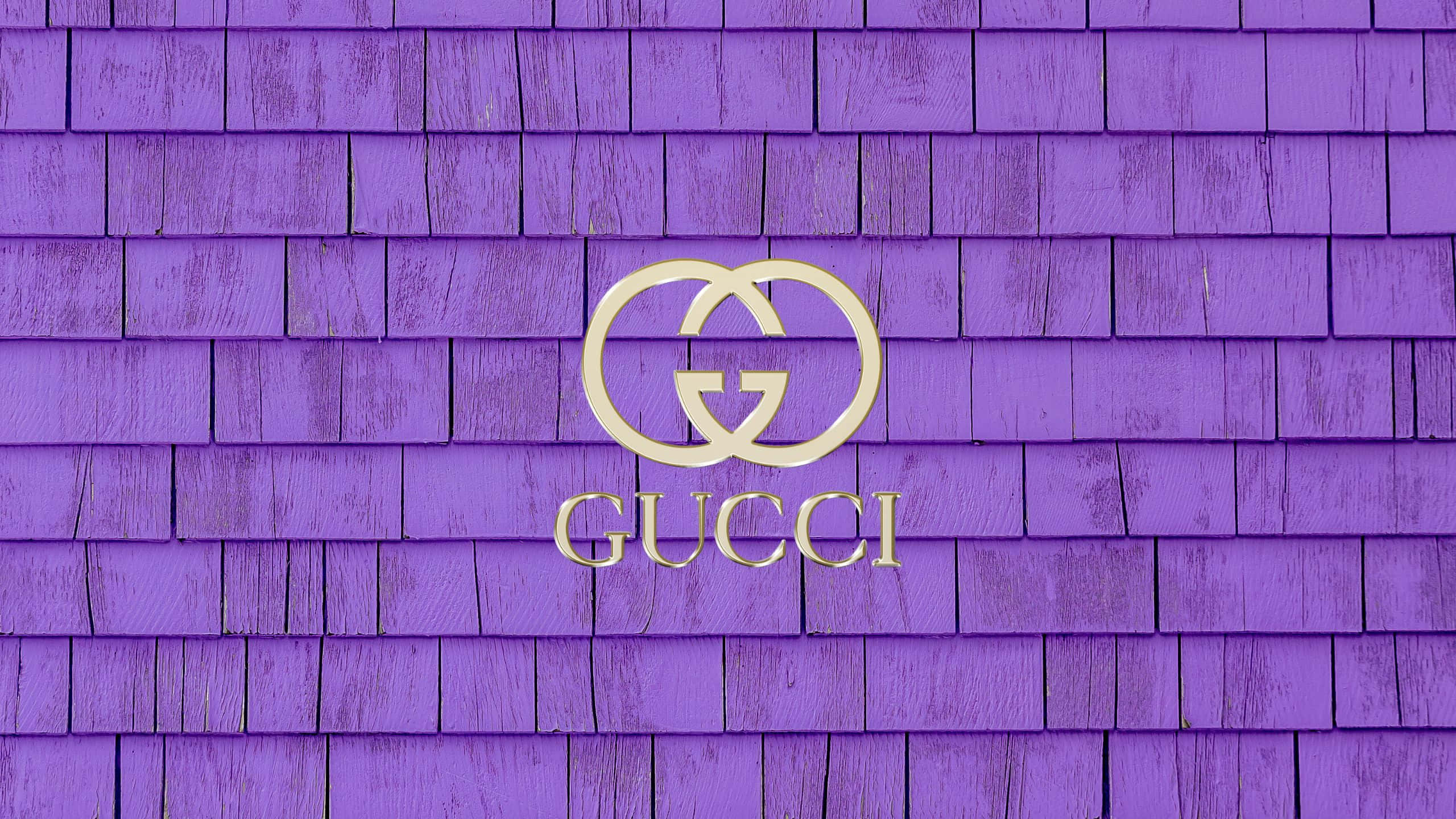 Logo Design 桌布 壁紙 — 金色Gucci標誌在紋理紫色木瓦上閃耀，展現大膽奢華品牌展示。