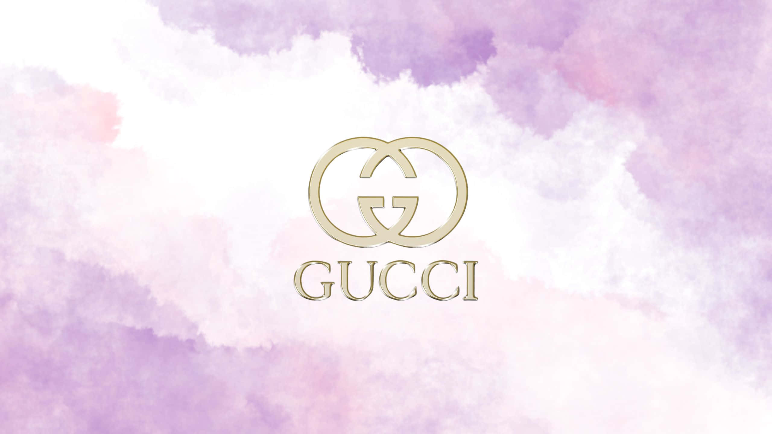 Logo Design 桌布 壁紙 — 金色Gucci標誌在薰衣草和白色雲朵的柔和水彩背景上閃耀。