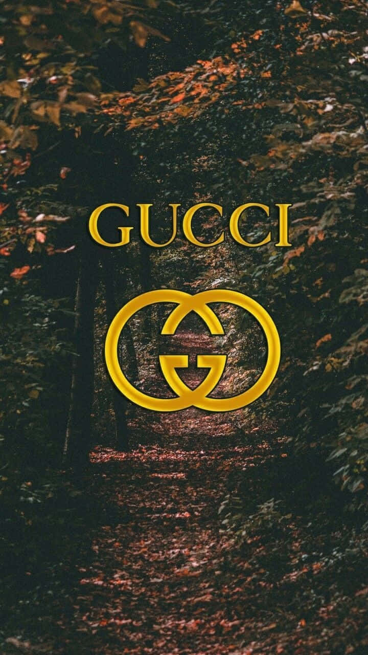 Gucci 桌布 壁紙 — 金色Gucci標誌在黑暗森林背景下發光，地上鋪滿秋葉。