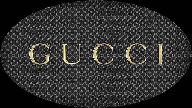 金色Gucci標誌在黑色字母圖案背景上。