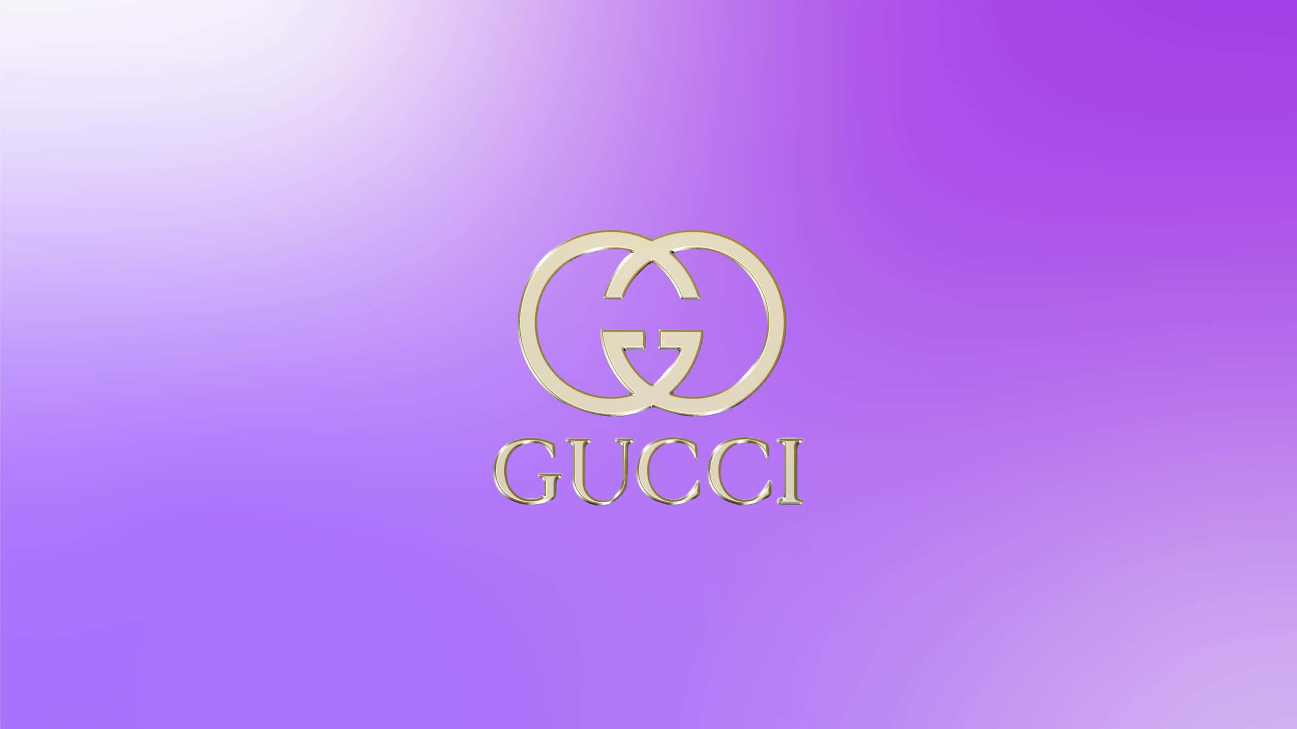 Purple Gucci 桌布 壁紙 — 金色Gucci標誌居中於柔和的紫色漸變背景上，光線從左上角照射。