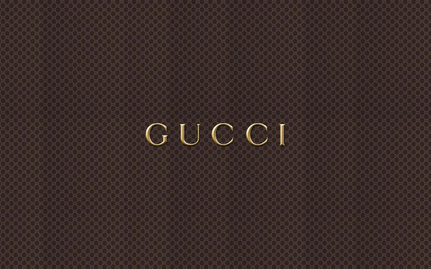 Gucci 桌布 壁紙 — 金色Gucci標誌居中於深棕色字母圖案背景上。