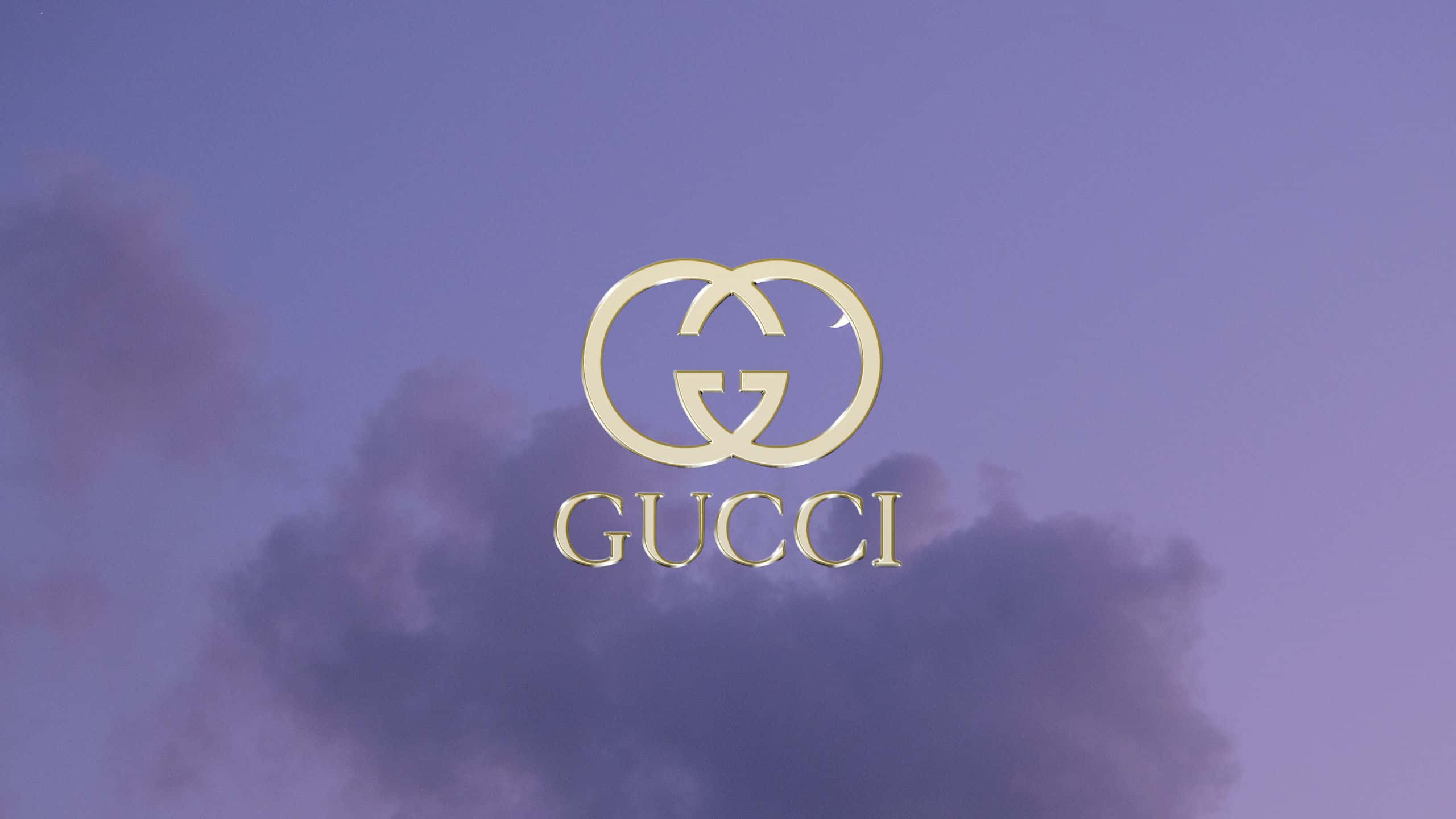 Purple Gucci 桌布 壁紙 — 金色Gucci標誌漂浮在夢幻紫色暮色天空，伴隨柔軟雲朵。