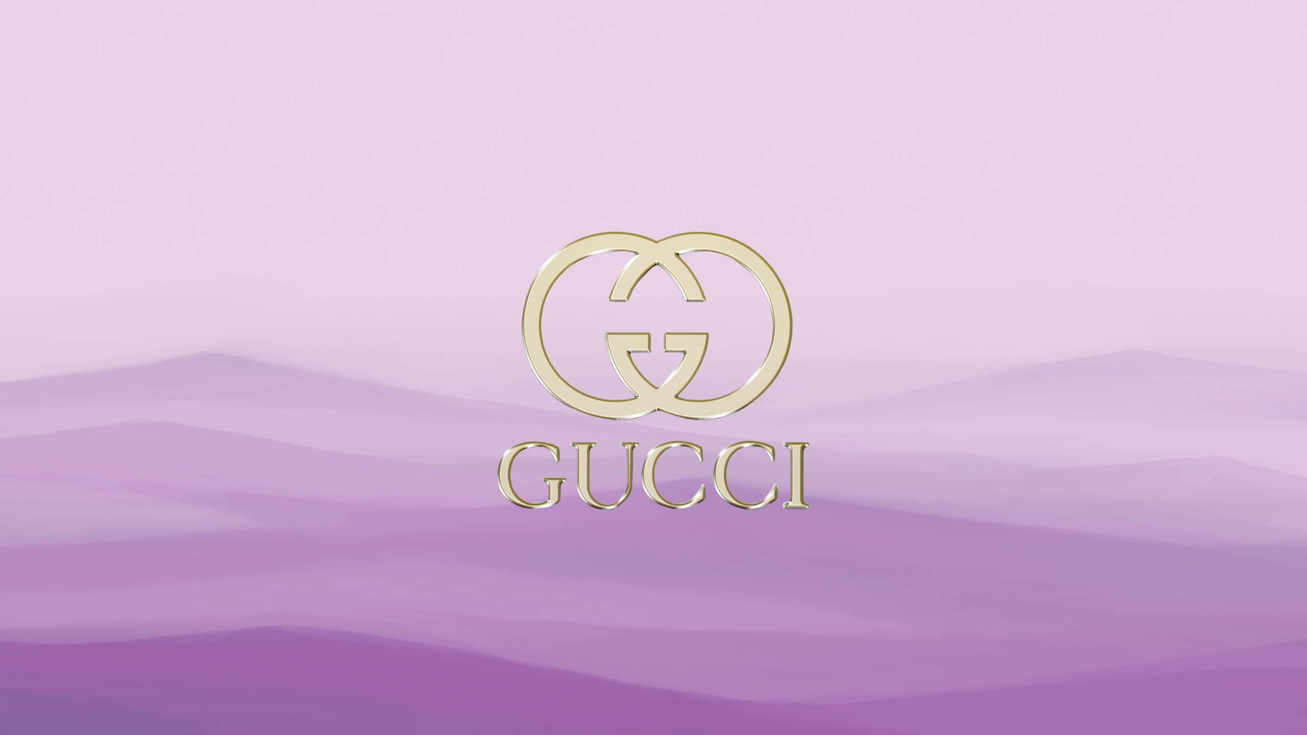標誌 桌布 壁紙 — 金色Gucci標誌漂浮在柔和的紫色山脈剪影之上，背景是漸變的薰衣草色天空。