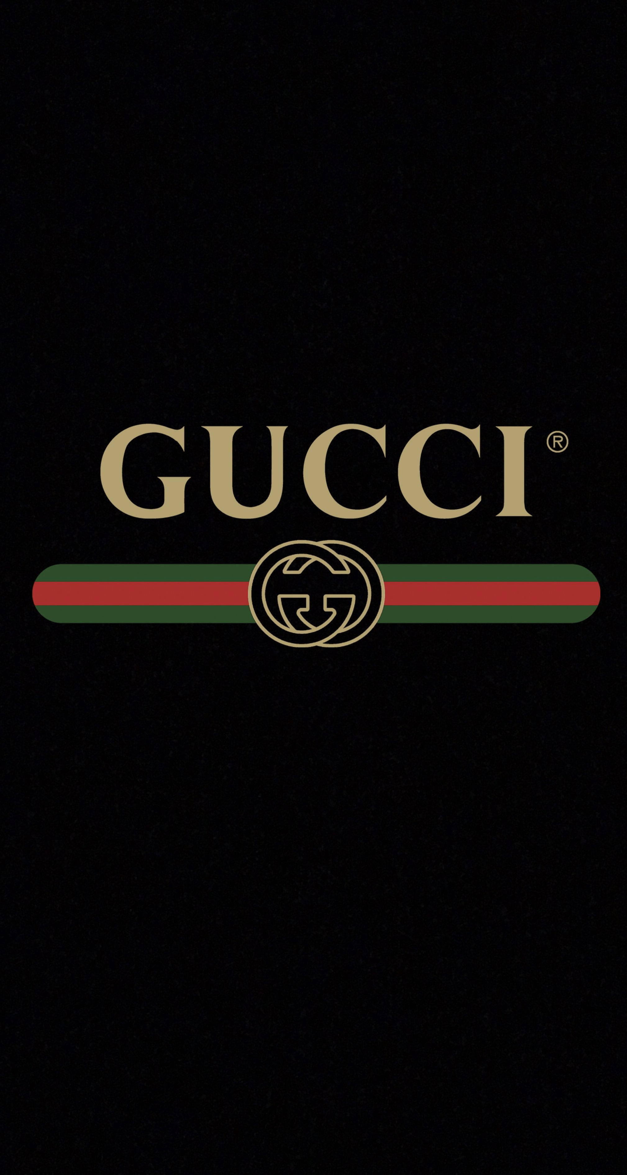 Gucci iPhone 桌布 壁紙 — 金色Gucci標誌配紅綠條紋及交織G徽章，黑色背景。
