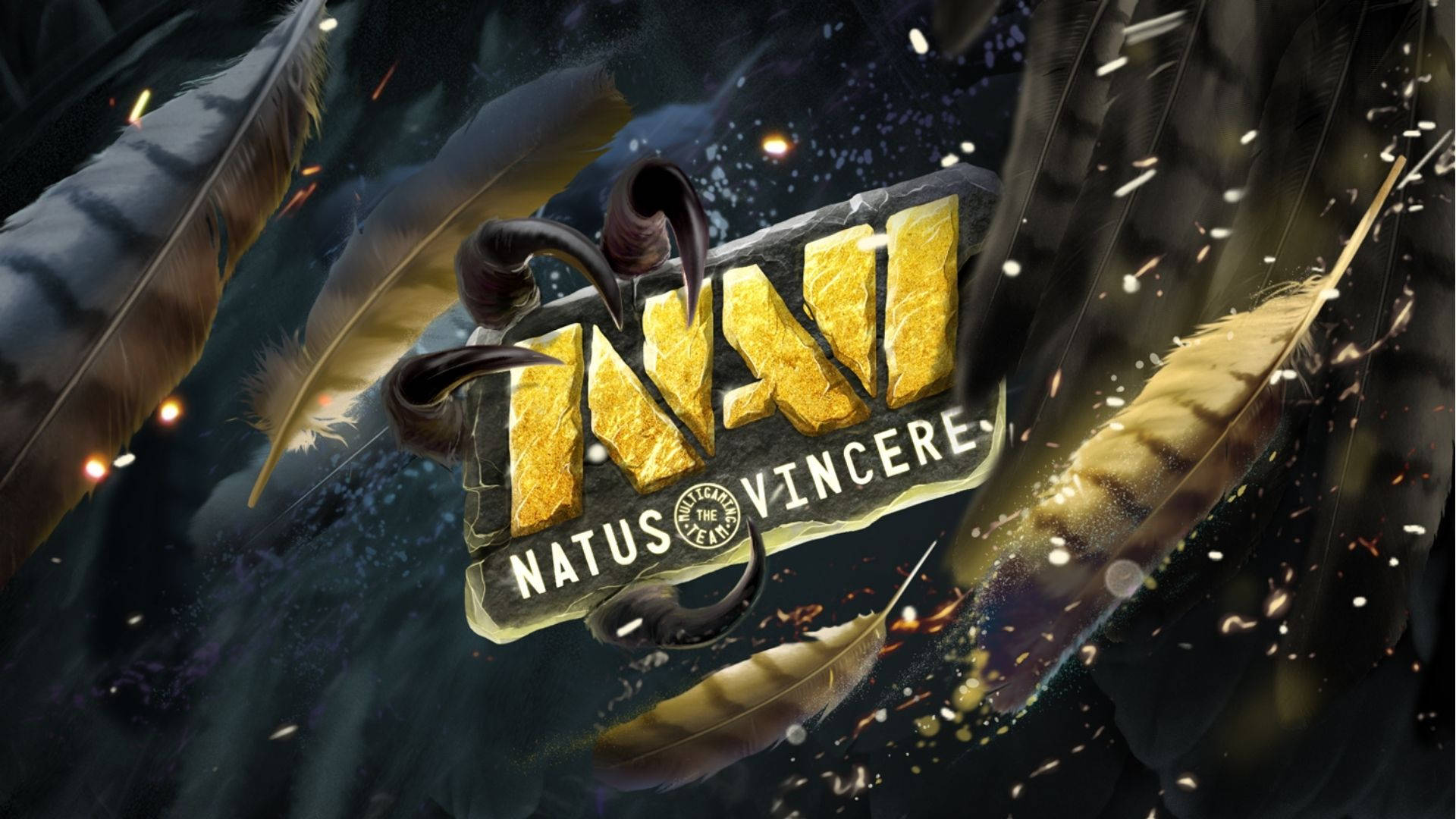 Natus Vincere 桌布 壁紙 — 金色Natus Vincere標誌，被暗色羽毛和發光的餘燼環繞，背景為宇宙。