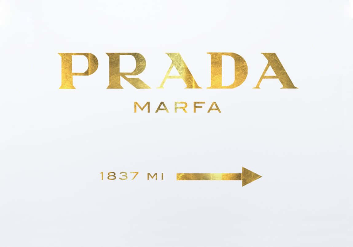 Prada 桌布 壁紙 — 金色Prada Marfa標誌，箭頭指向右方，背景為純白色。