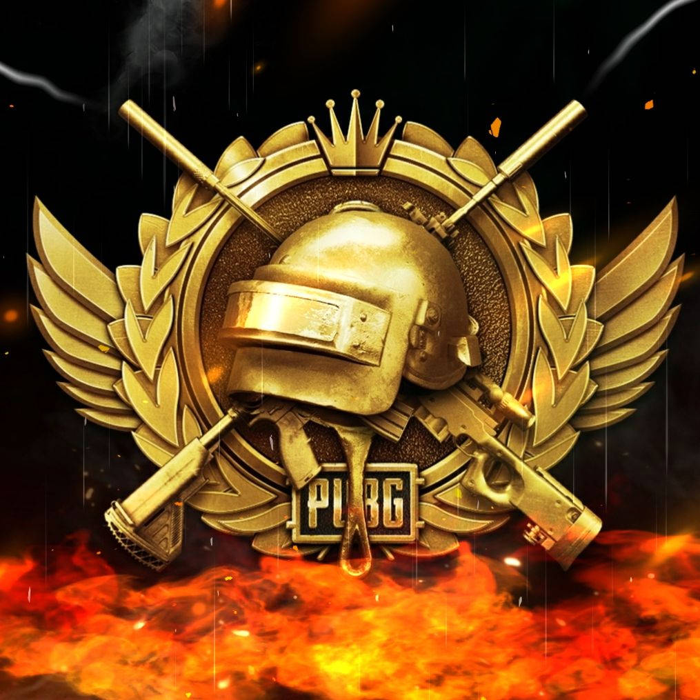 絕地求生 桌布 壁紙 — 金色PUBG標誌，帶有頭盔和交叉的槍支，背景火焰燃燒。
