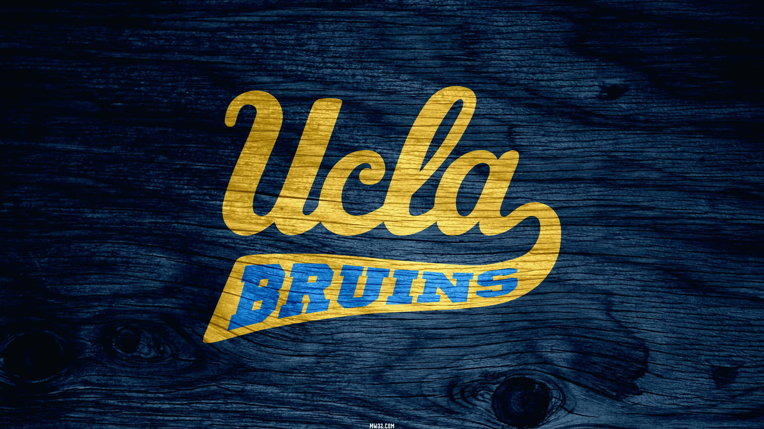 Ucla Campus 桌布 壁紙 — 金色UCLA Bruins標誌，藍色文字，深色木紋背景。