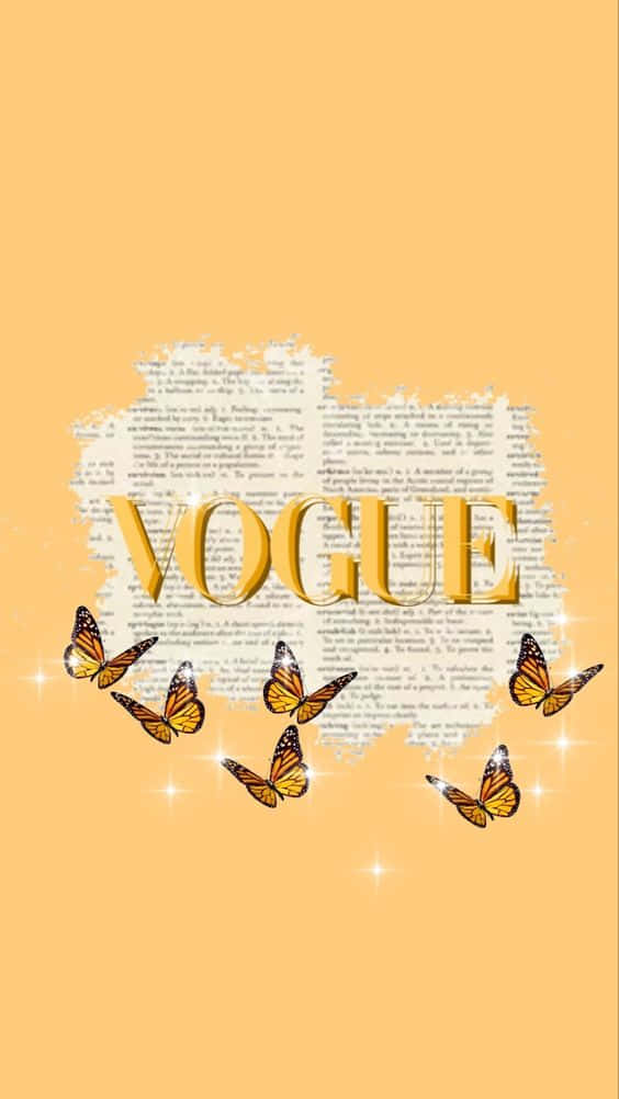 Butterflies 桌布 壁紙 — 金色VOGUE文字從撕破的書頁中浮現，橙色蝴蝶在溫暖黃色背景上閃爍星星周圍飛舞。