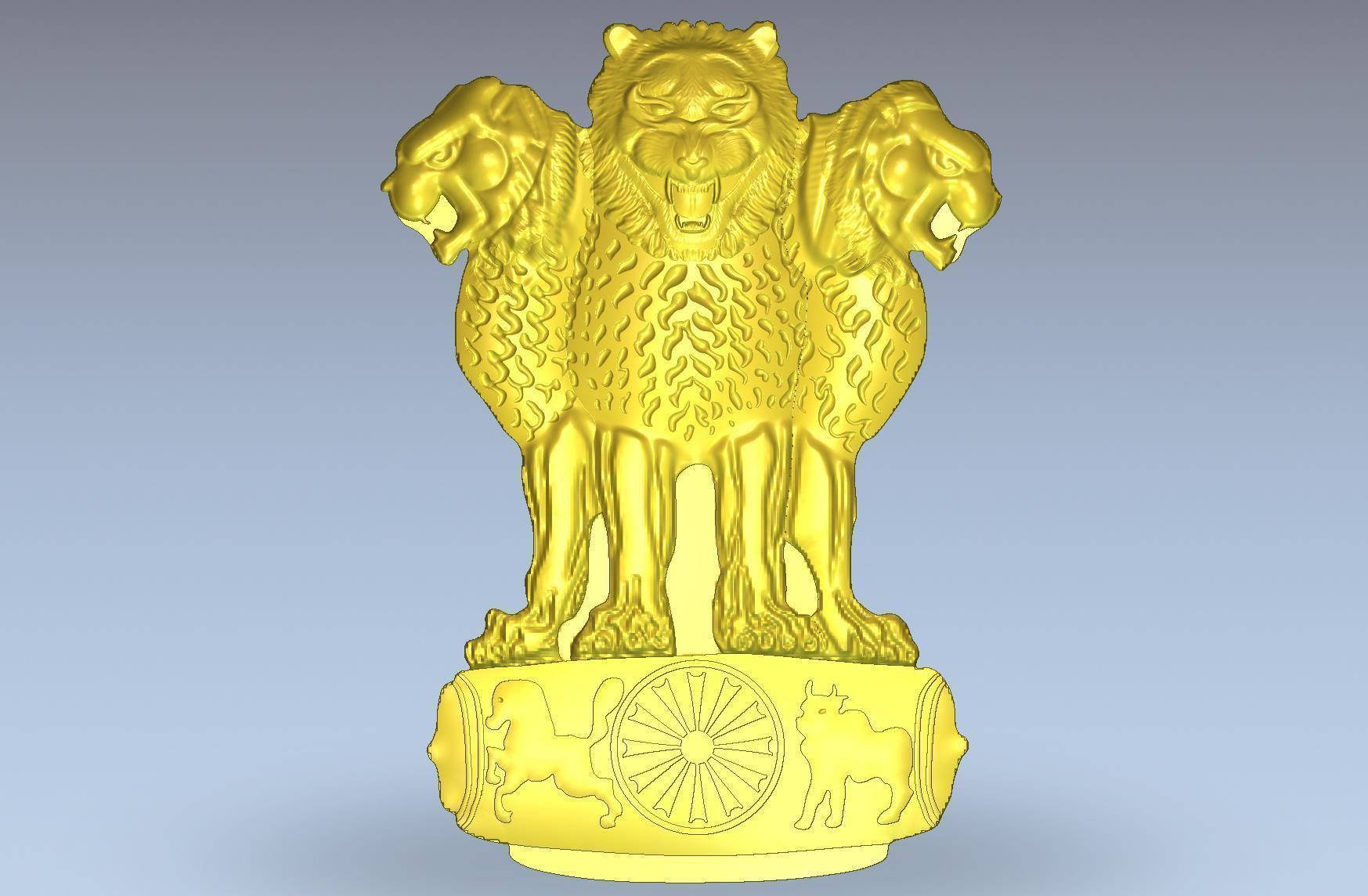 India 桌布 壁紙 — 金色三頭獅子雕像，鬃毛細節豐富，底座飾有馬輪和公牛圖案。
