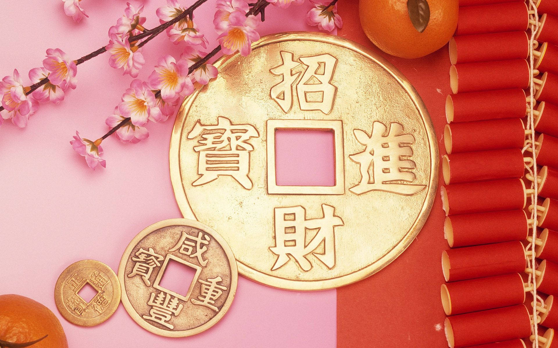New 桌布 壁紙 — 金色中國錢幣帶有福字，旁邊有粉紅櫻花和紅色鞭炮，背景為粉紅和紅色。