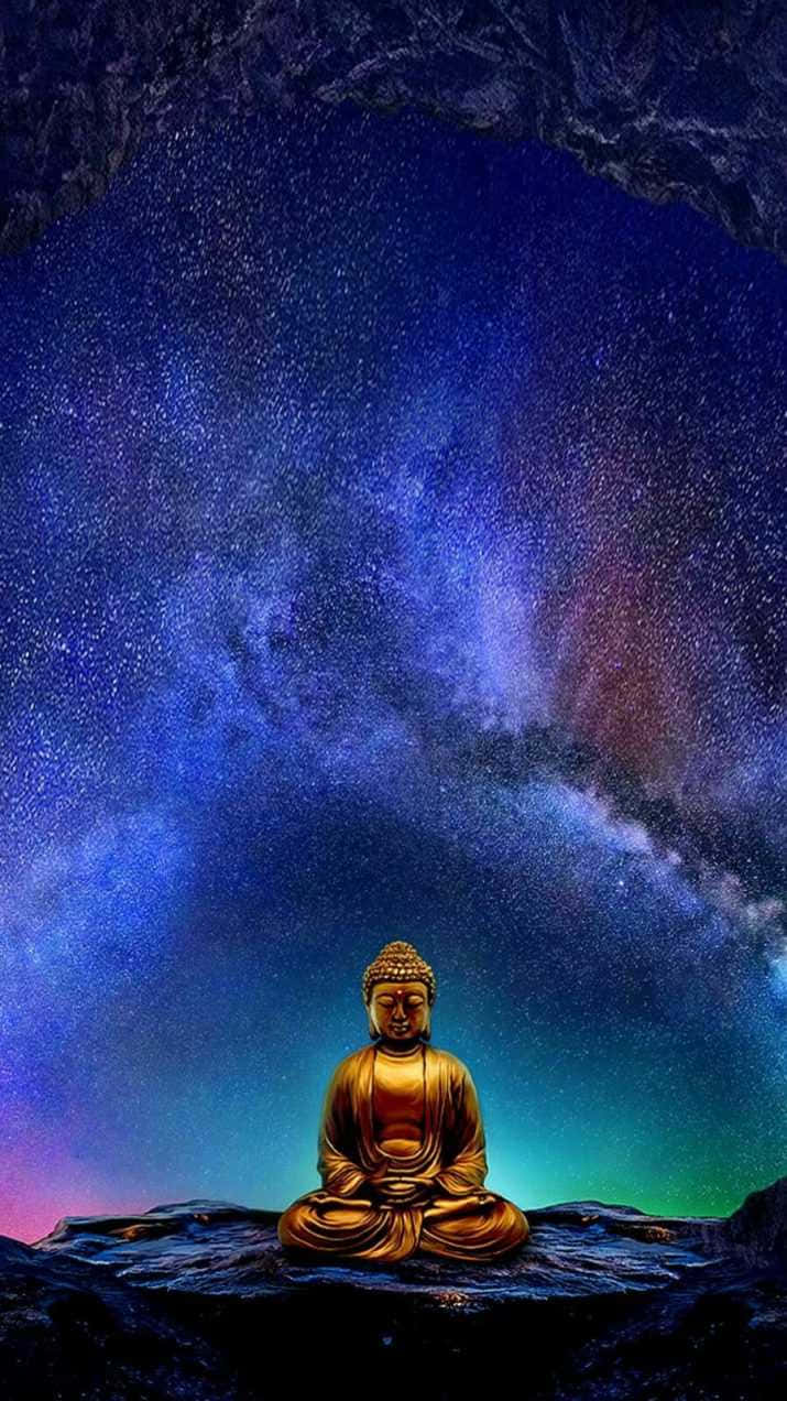 Spiritual Meditation 桌布 壁紙 — 金色佛像在岩石洞穴框住的璀璨星空下靜靜冥想。