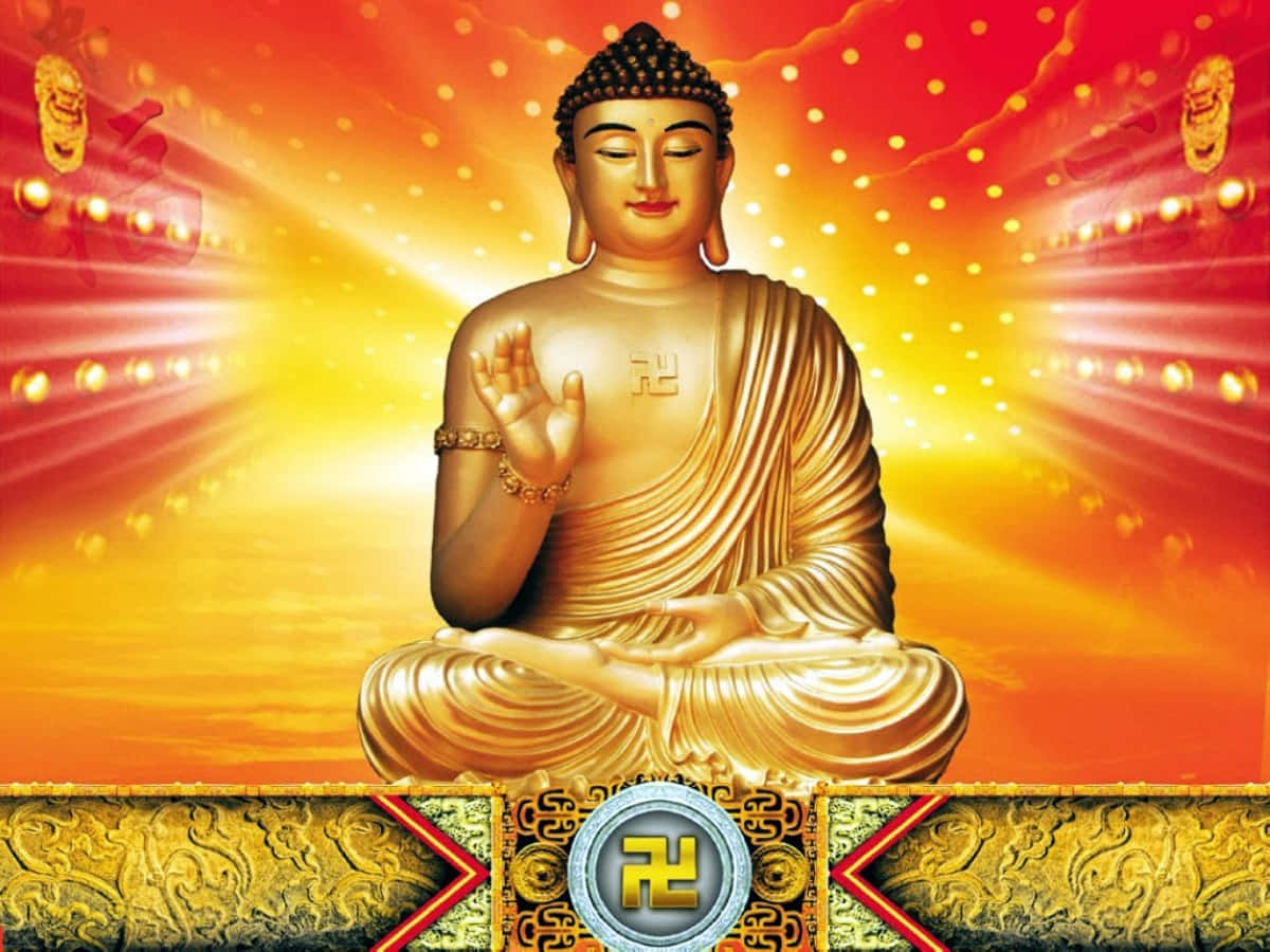 Gautama Buddha 桌布 壁紙 — 金色佛像散發出寧靜的光芒，背景是熾熱的橙黃色天空，下方有華麗的圖案。