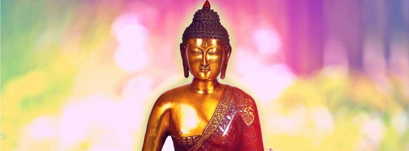 佛陀 桌布 壁紙 — 金色佛像表情祥和，立於粉紅、黃、綠柔和粉彩散景背景前。
