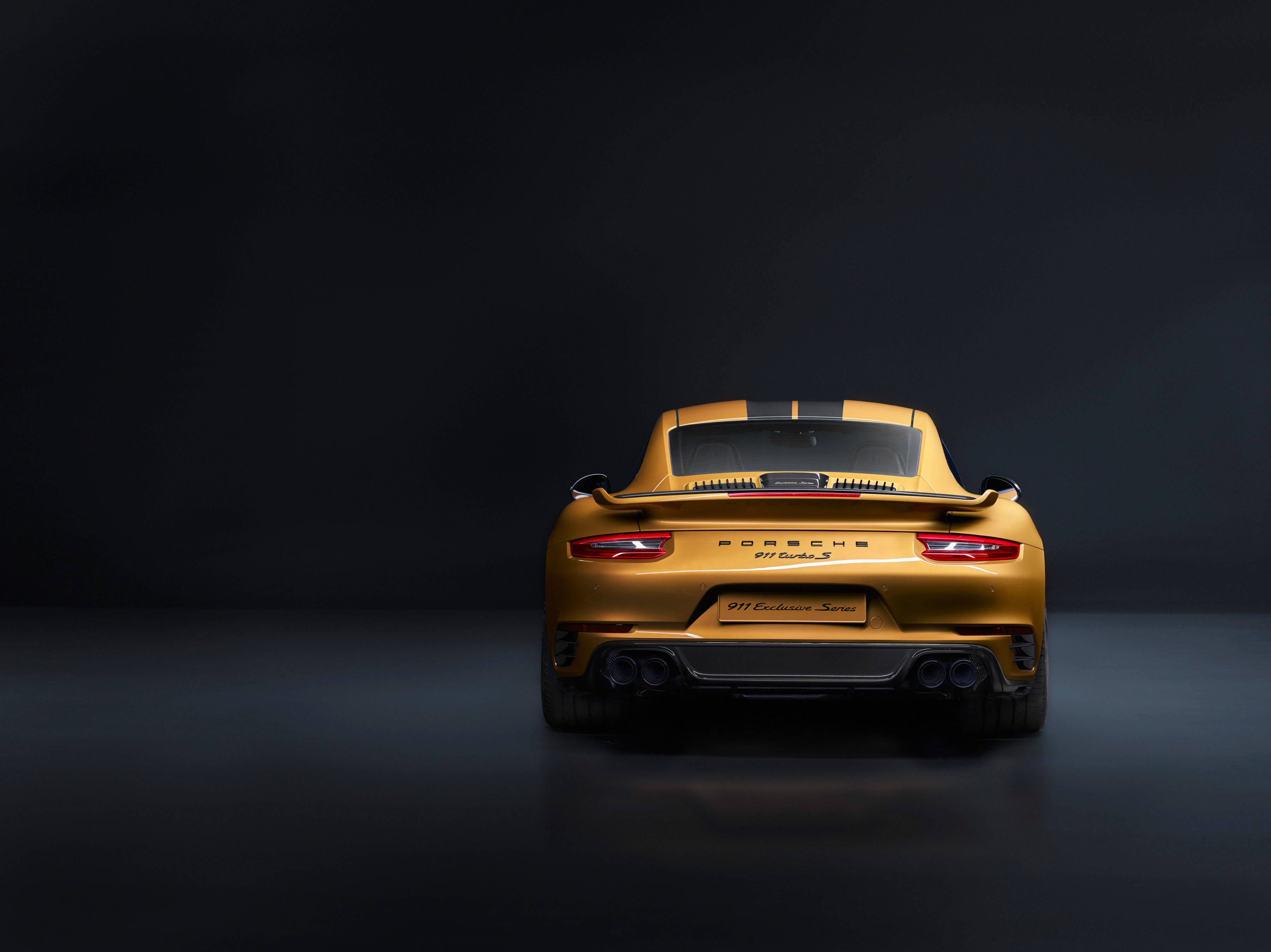 保時捷 桌布 壁紙 — 金色保時捷911 Turbo S從後方觀看，以黑暗工作室背景搭配戲劇性燈光。