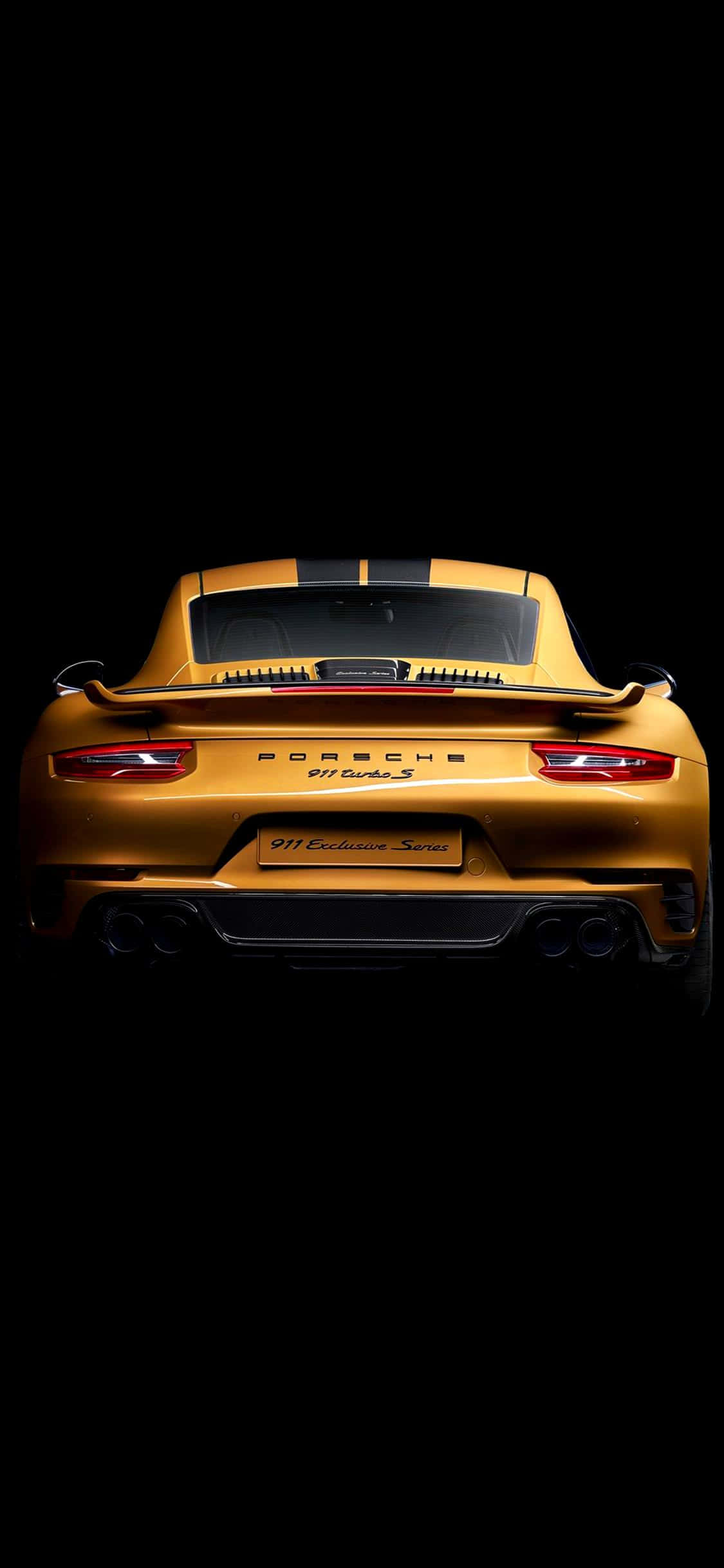 Porsche iPhone 桌布 壁紙 — 金色保時捷911 Turbo S從後方觀看，純黑背景，戲劇性燈光。
