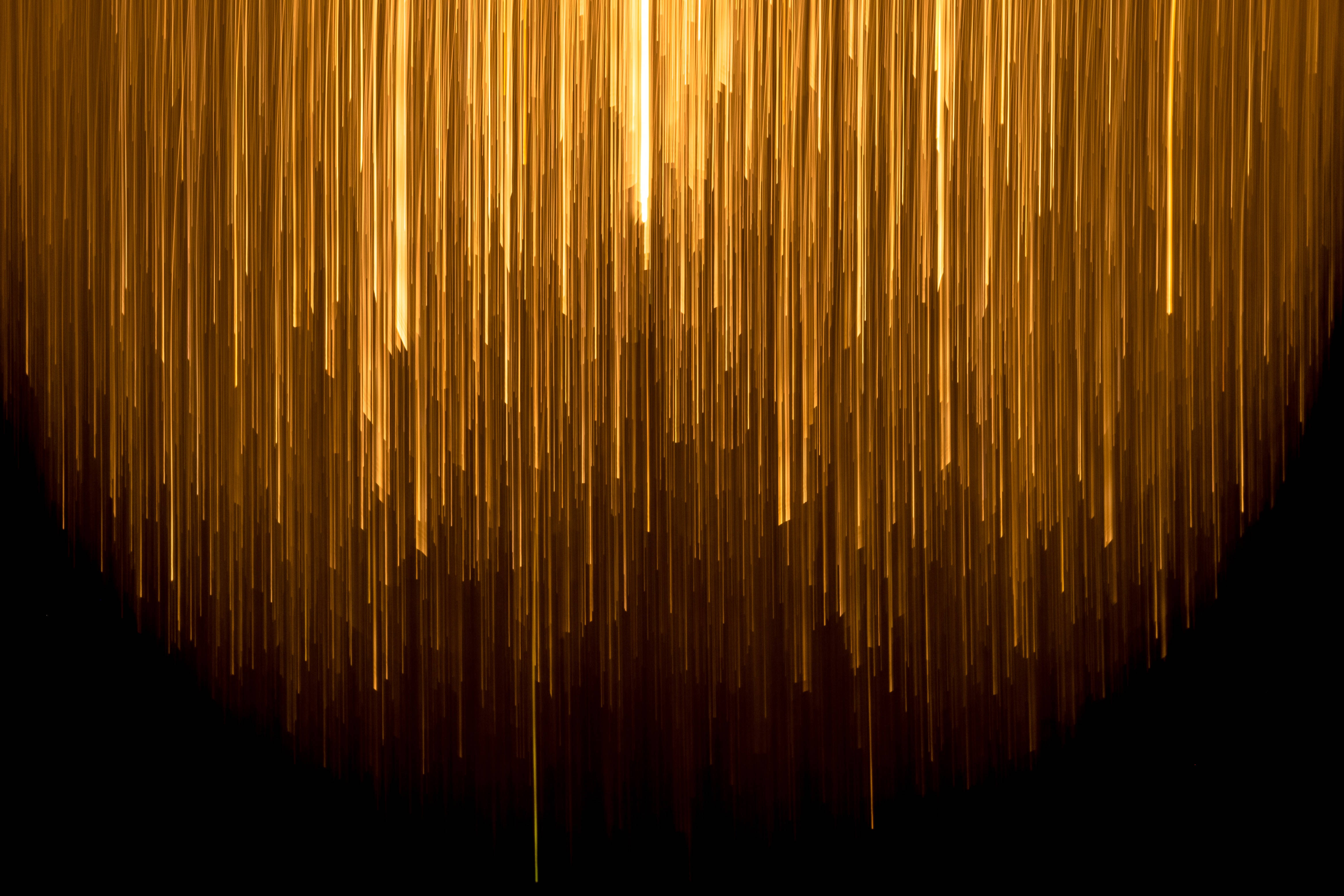 Glitch 桌布 壁紙 — 金色光線向下傾瀉，映襯黑色虛空，形成璀璨的抽象簾幕效果。