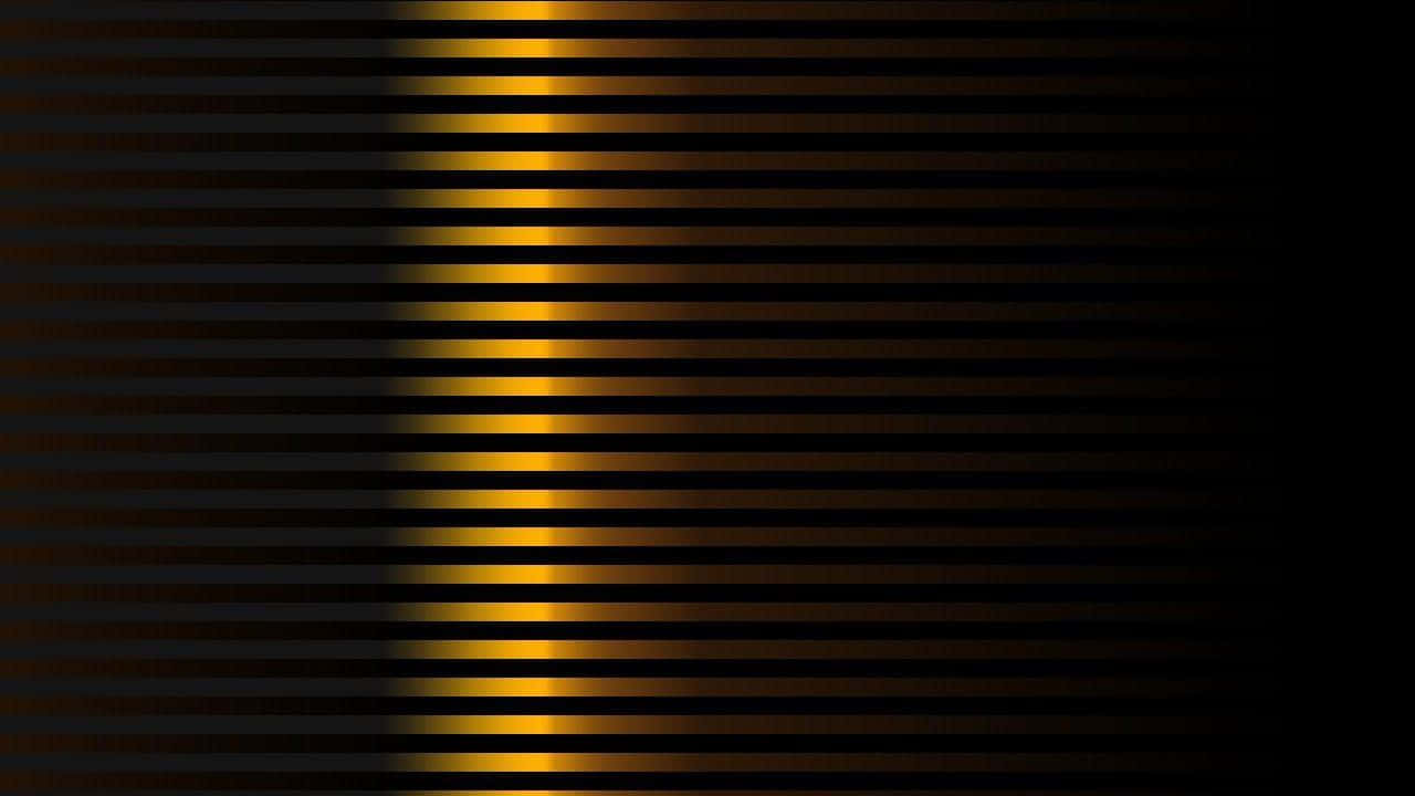 High Resolution Black And Gold 桌布 壁紙 — 金色光線穿過橫向百葉窗，在深色背景上投射出溫暖的條紋。
