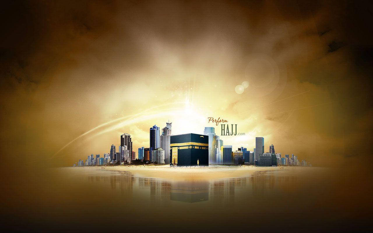 Ramadan 桌布 壁紙 — 金色光芒從卡巴天房散發，四周被現代摩天大樓環繞，倒映在朦朧天空下的水面上。