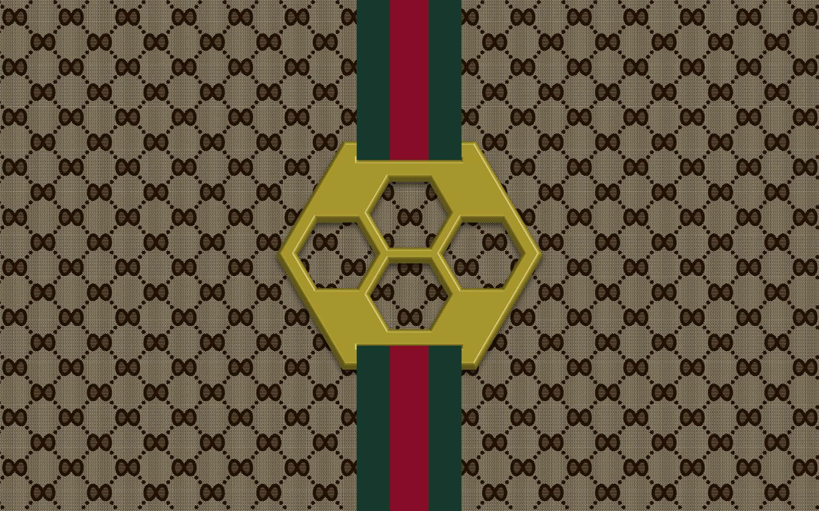 Gucci 桌布 壁紙 — 金色六角形標誌，帶有蜂窩鏤空，居中於棕色GG字母組合圖案，配有紅色和綠色條紋。
