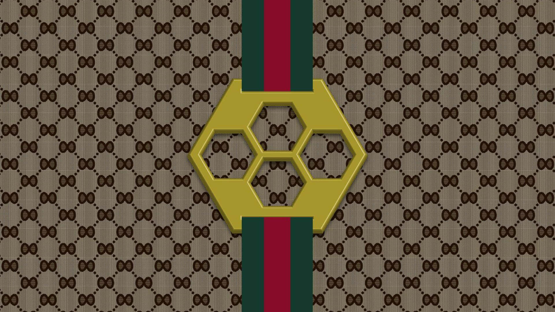 金色六角形標誌，蜂巢設計，棕色字母組合背景，紅色綠色條紋。 — Gucci GIF 壁紙