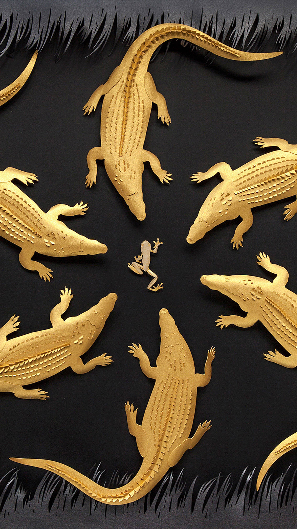 Alligator 桌布 壁紙 — 金色剪紙鱷魚圍繞著一隻小青蛙，背景是黑色草地。
