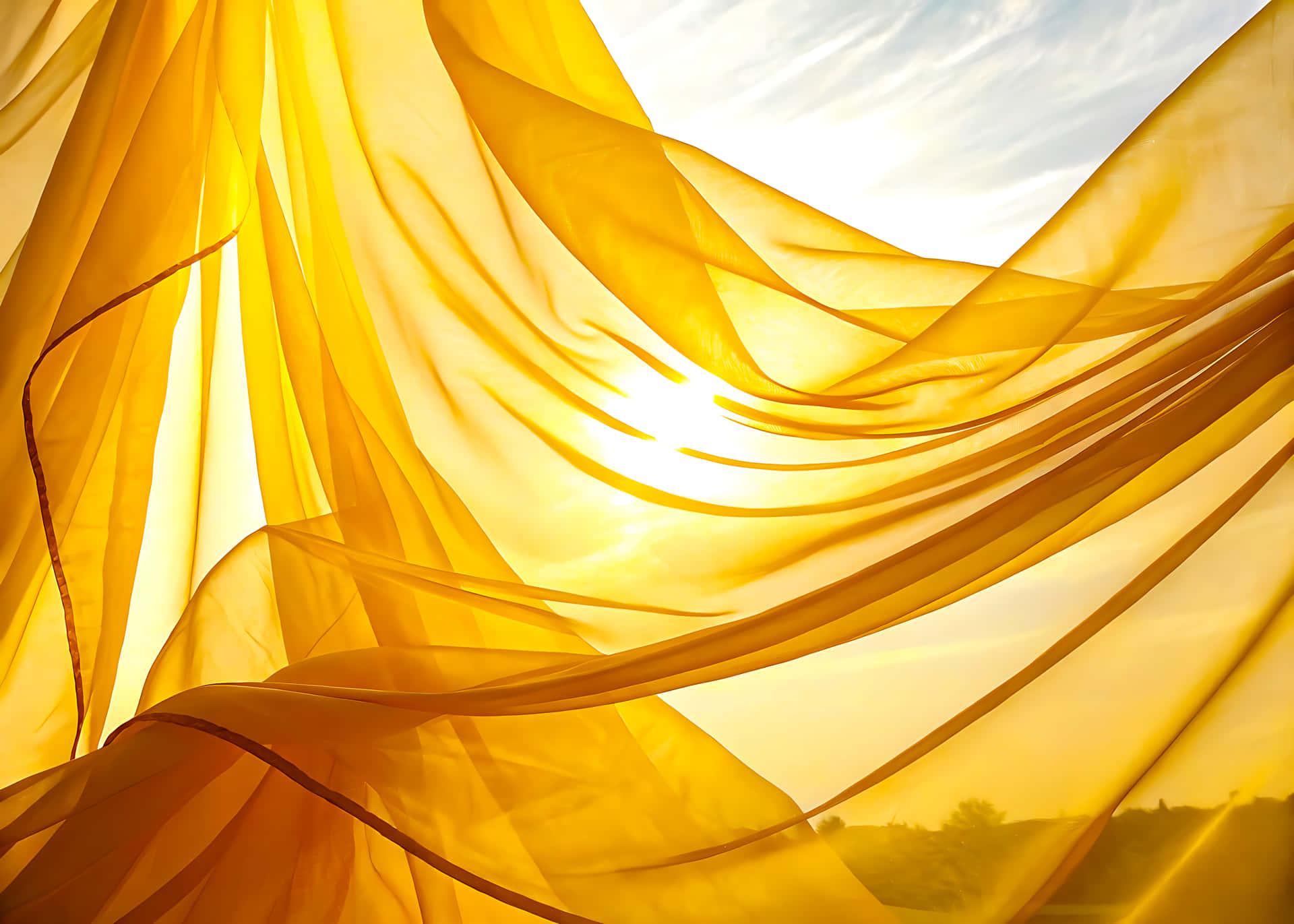 Abstract golden backgrounds design flowing with light and smoke waves 壁紙 — 金色半透明布料在明亮陽光和柔軟雲朵的天空下戲劇性地飄揚。