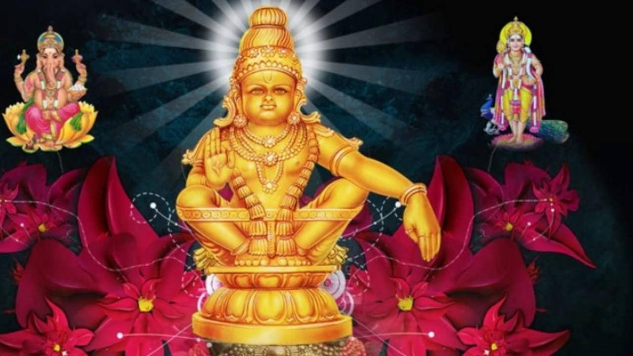 Ayyappa 桌布 壁紙 — 金色印度教神像散發神聖光芒，被鮮豔的紅花和漂浮的神聖人物環繞，背景是黑暗的宇宙。