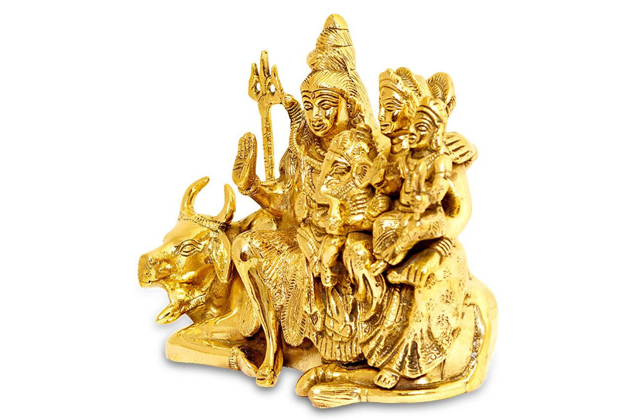 Shiv Parivar 桌布 壁紙 — 金色印度教神祇濕婆與配偶帕爾瓦蒂及孩子象頭神騎牛雕像，白色背景。