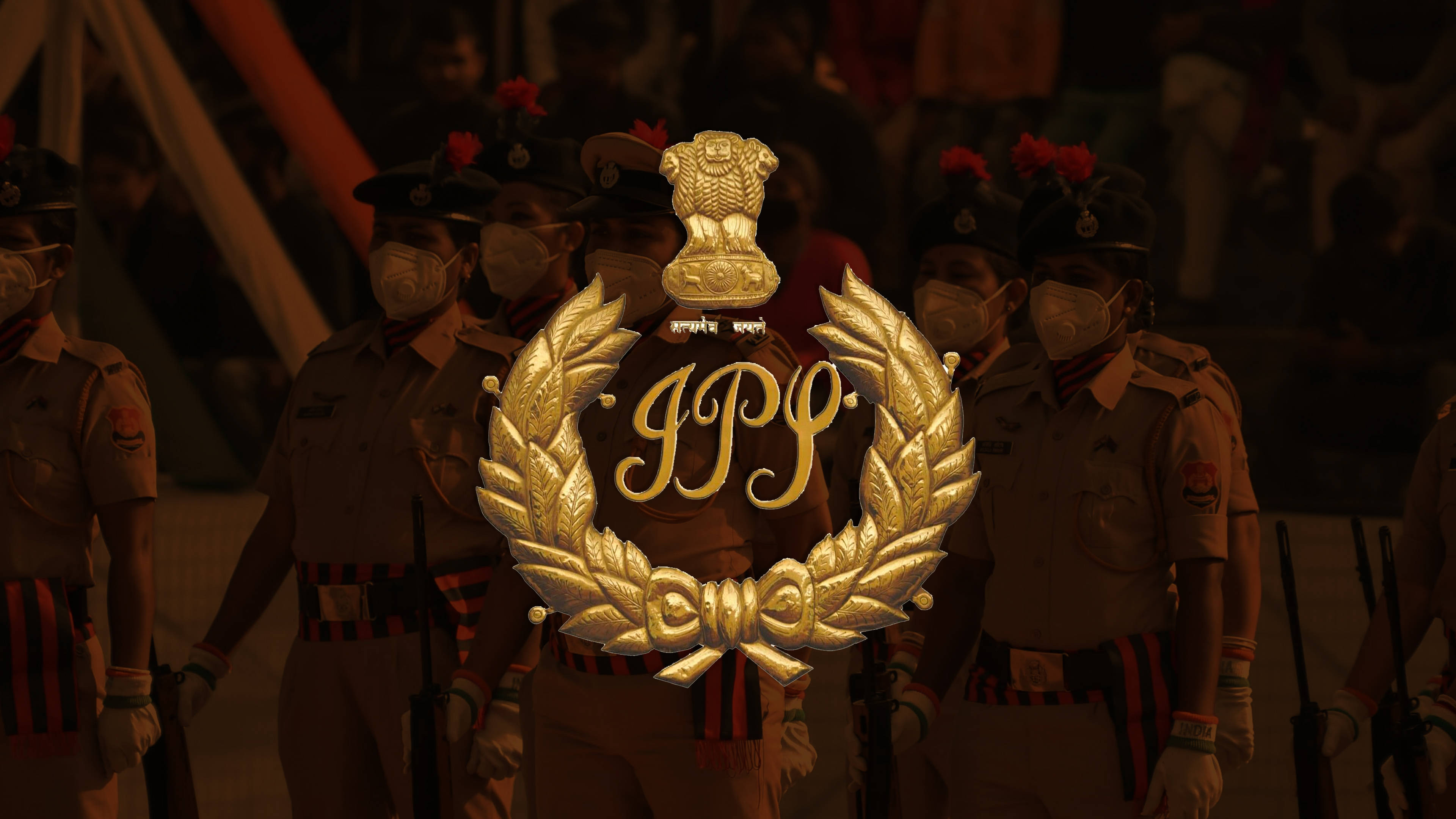 Indian Police 桌布 壁紙 — 金色印度警察徽章，中央有月桂花環，位於戴著口罩的制服警員隊列上方。