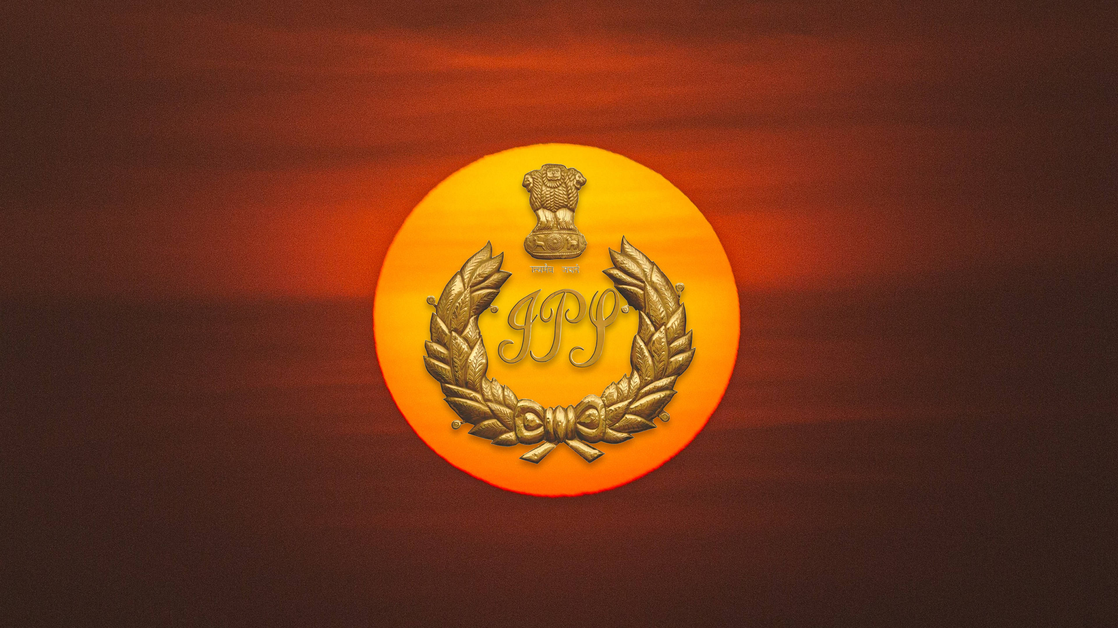 Ips 桌布 壁紙 — 金色印度警察服務徽章，帶有月桂花環和阿育王獅子柱頭，位於發光的橙色太陽中央，背景是熾熱的日落天空。