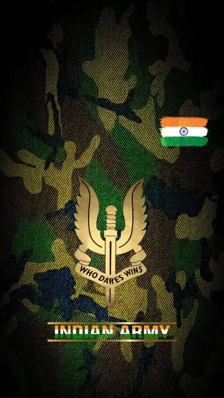 印度陸軍徽章，帶有格言和國旗，迷彩背景 — 印度軍隊 壁紙