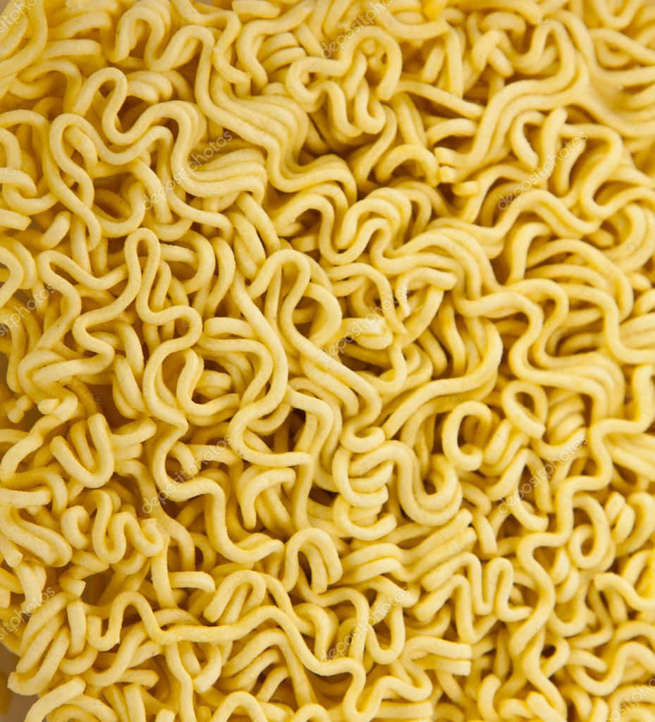 Food Photography 桌布 壁紙 — 金色即食拉麵的微距特寫，波浪紋理充滿畫面。