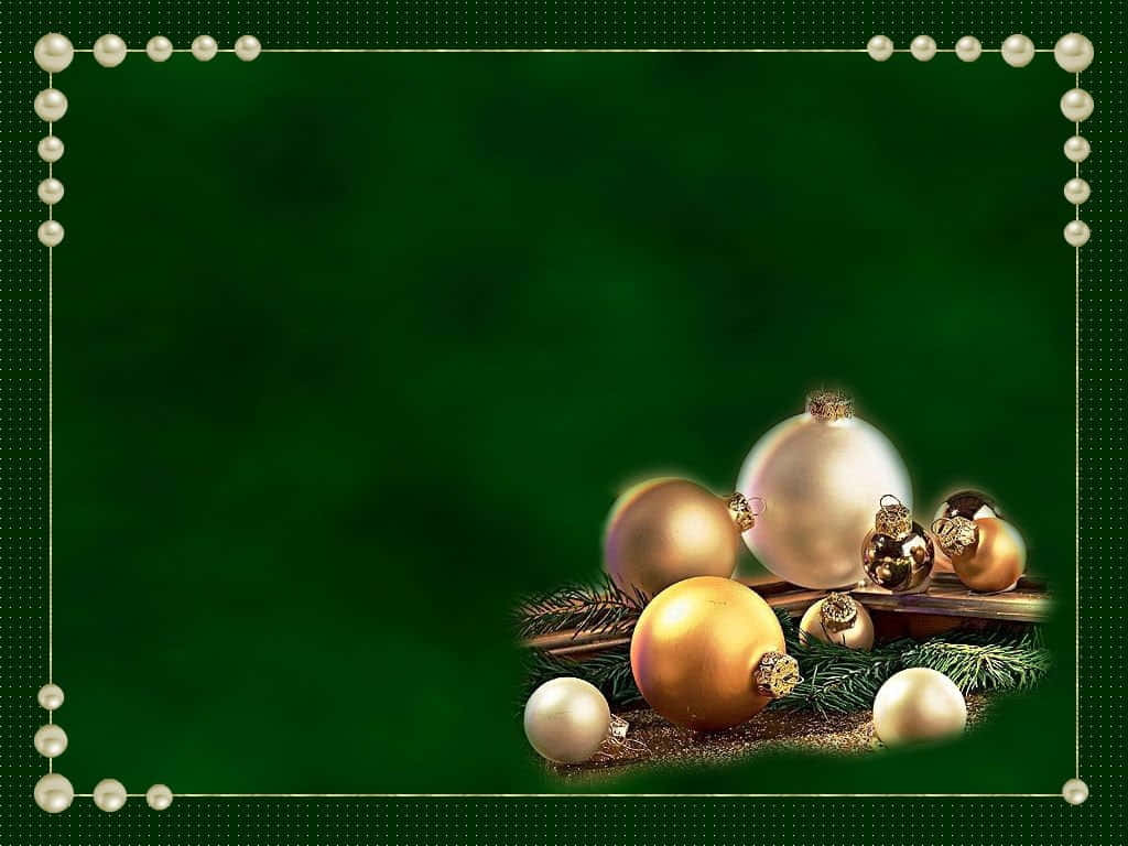 Green Christmas 桌布 壁紙 — 金色和珍珠飾品放在松針上，背景是深綠色，並以珍珠珠子框起。