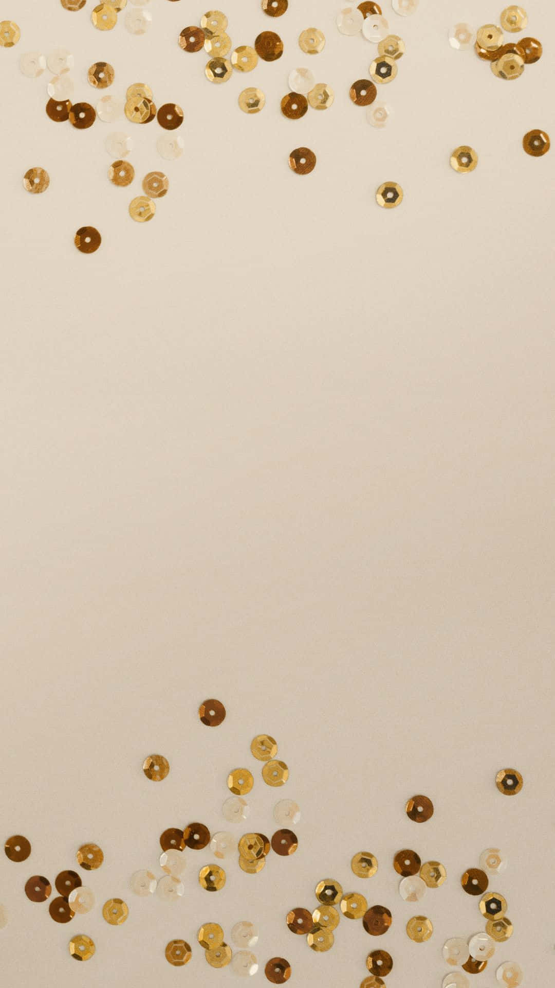 Gold iPhone 桌布 壁紙 — 金色和白色的亮片散落在柔軟的米色背景上，營造出節日閃爍的質感。