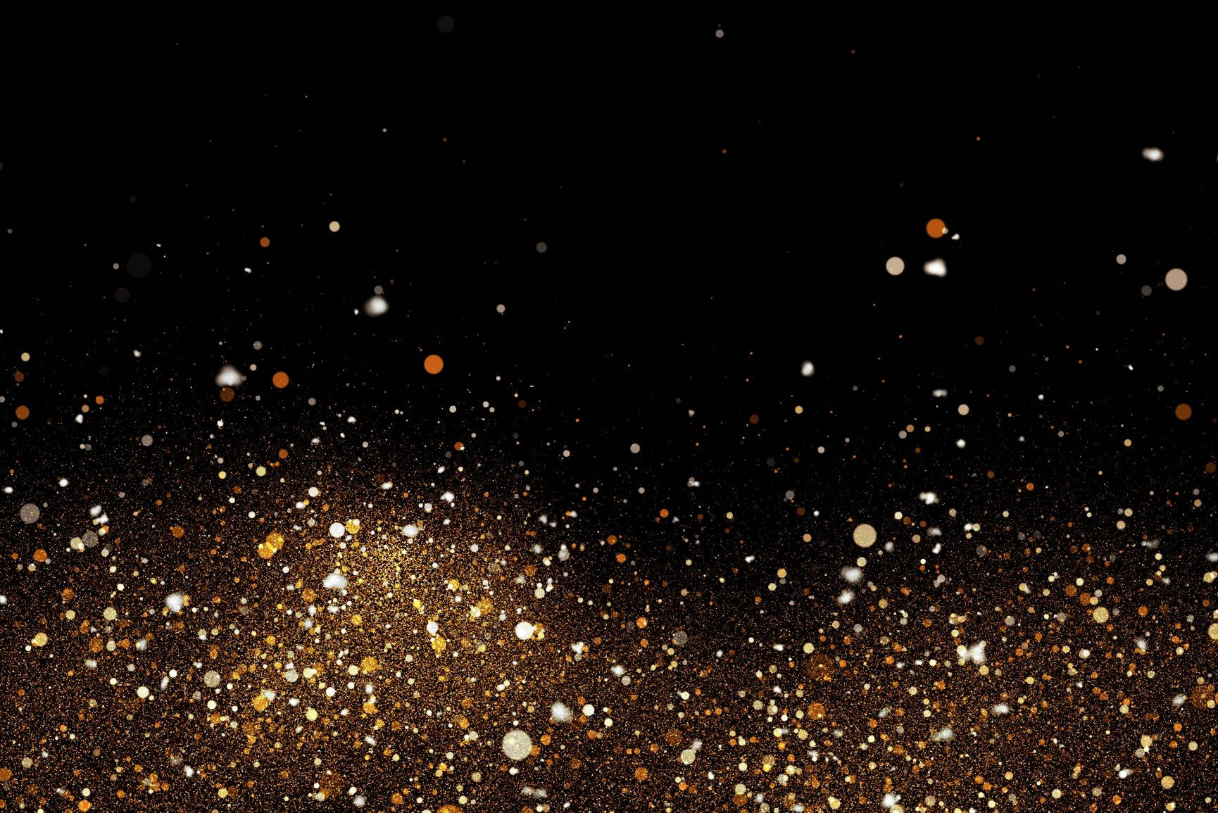 Gold Glitter 桌布 壁紙 — 金色和白色的閃粉粒子在深黑色背景上對角線傾瀉而下，營造出奢華閃爍的效果。