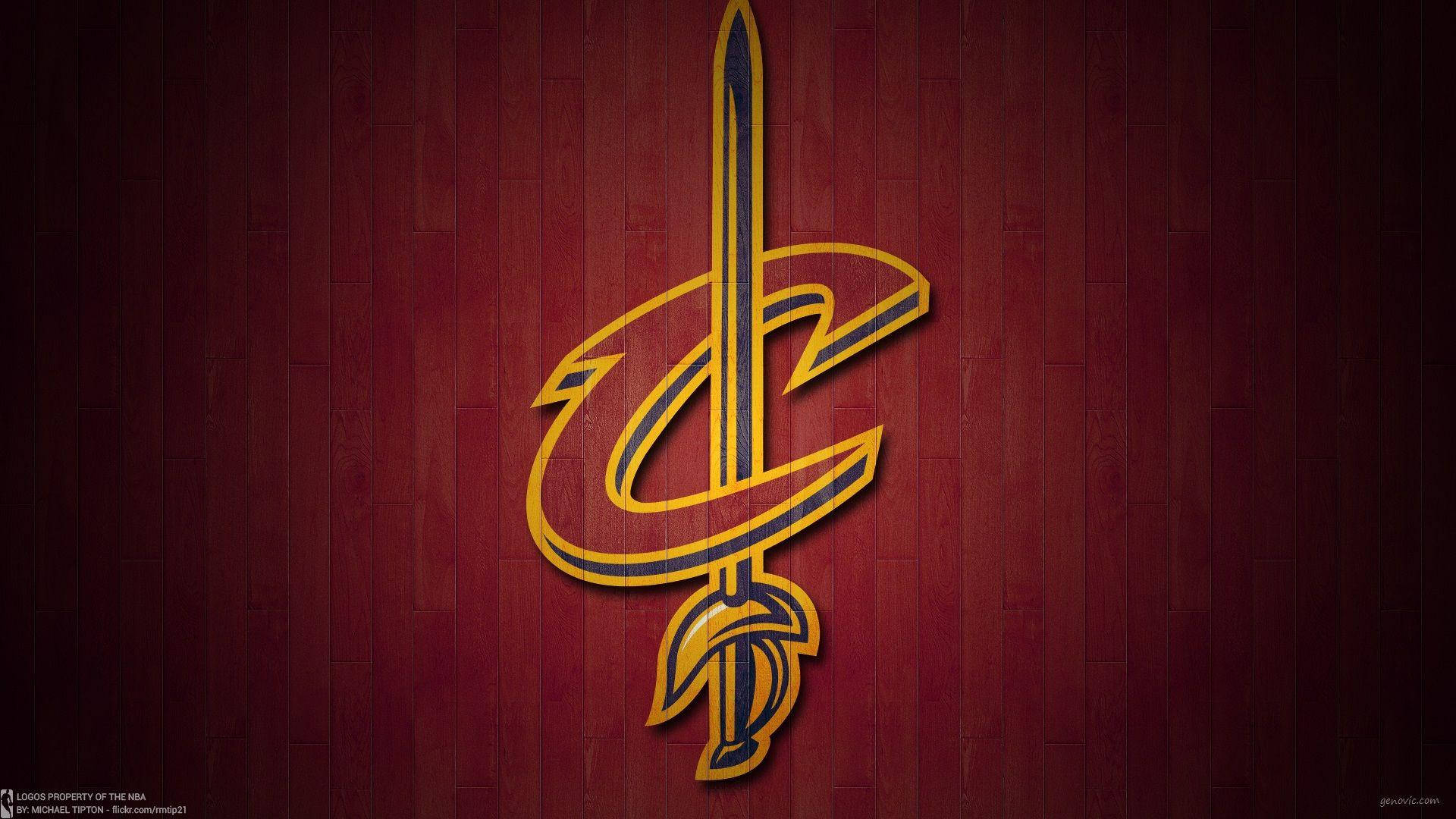 cavaliers 桌布 壁紙 — 金色和酒紅色的克里夫蘭騎士隊標誌在帶有紋理的木製籃球場背景上脫穎而出。