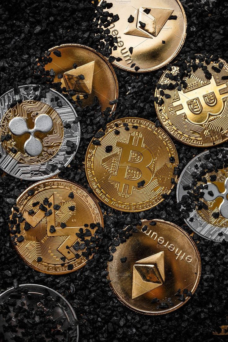 比特幣 桌布 壁紙 — 金色和銀色的加密貨幣硬幣，如比特幣、以太坊和瑞波幣，放置在帶有銳利金屬細節的黑色礫石床上。