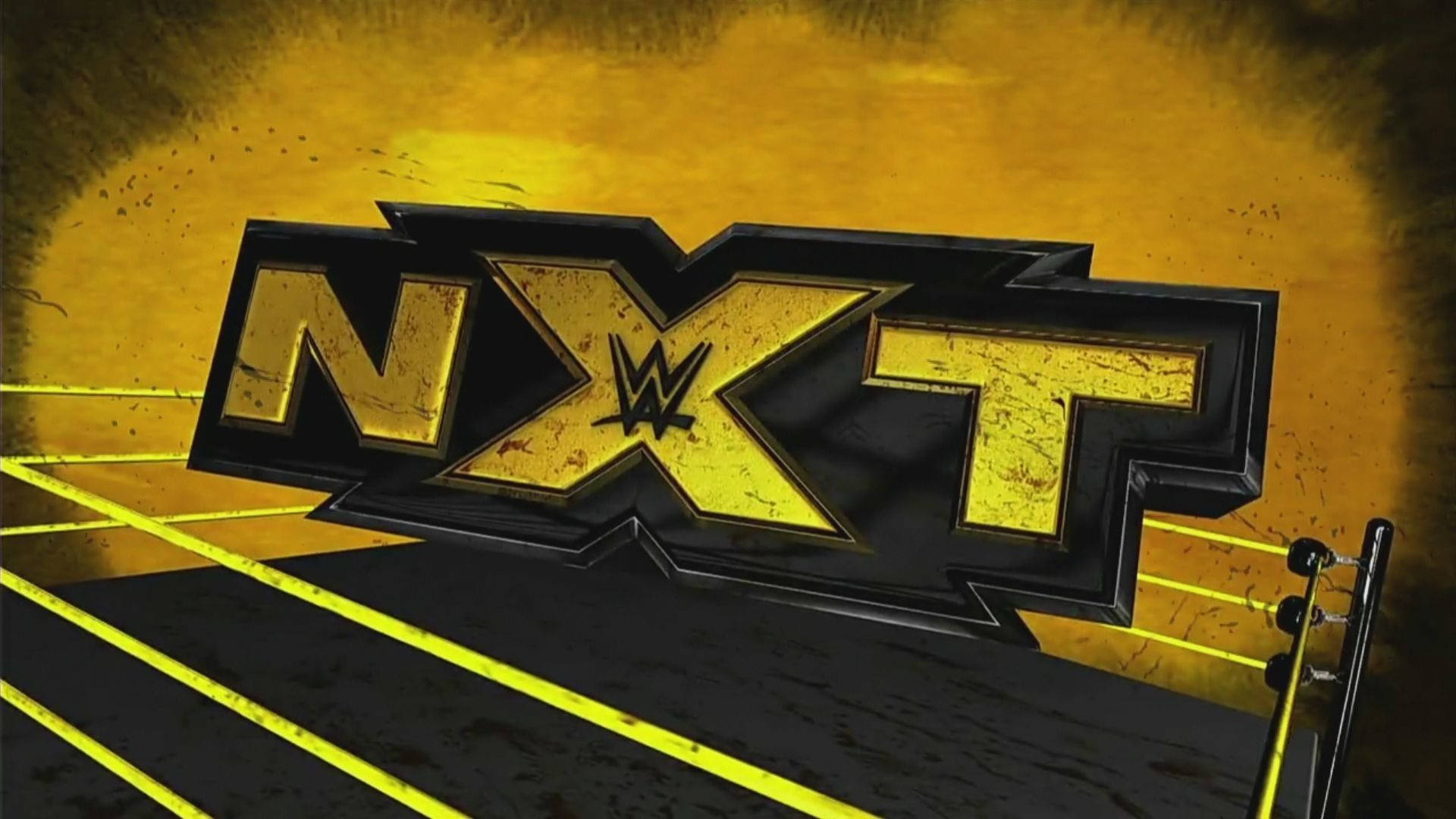 nxt 桌布 壁紙 — 金色和黑色的大膽NXT摔角標誌，配以黃色繩索，背景為粗糙的黃色。